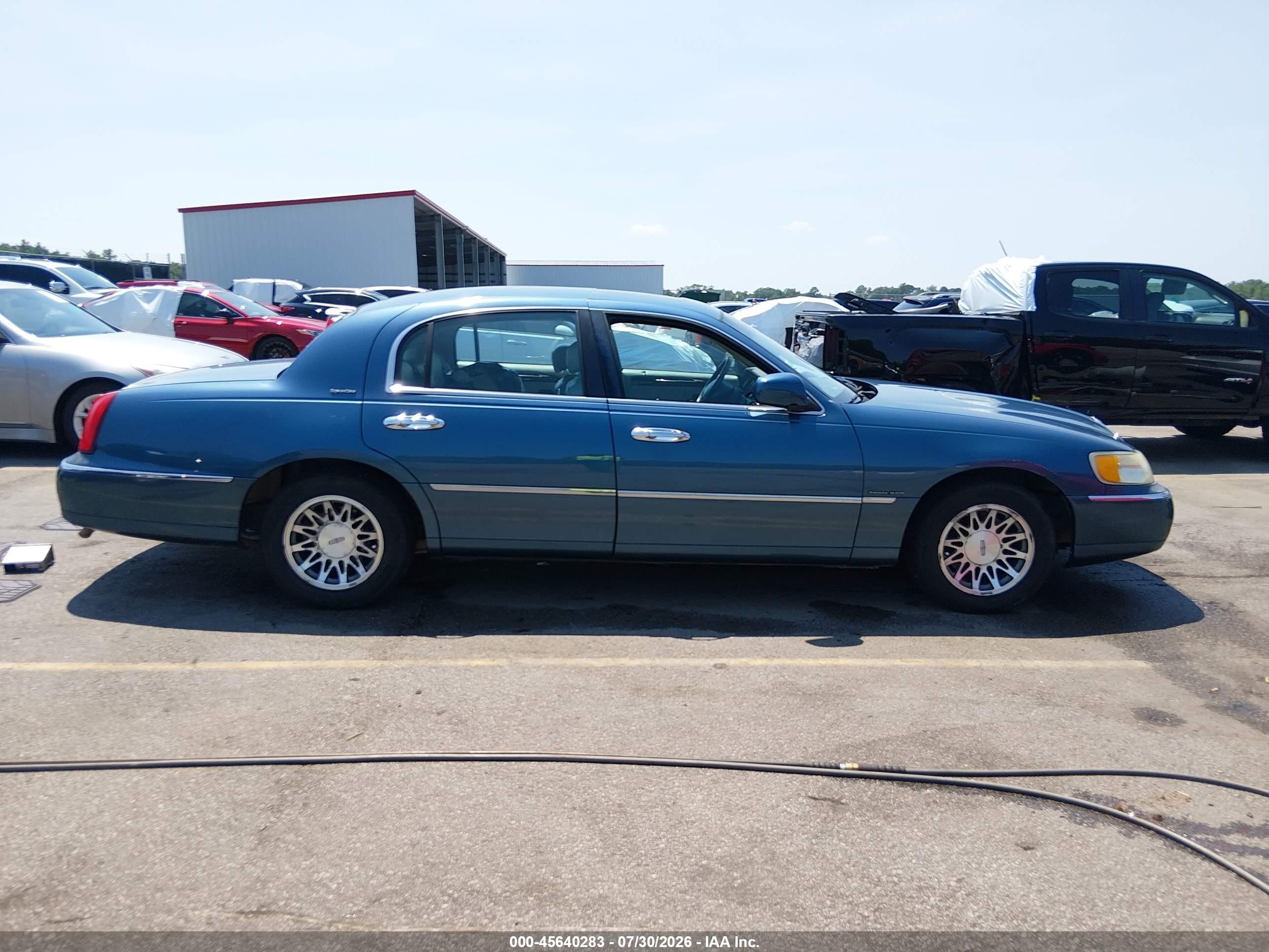 2002 Lincoln Town Car Signature Blue vin: 1LNHM82W22Y618220