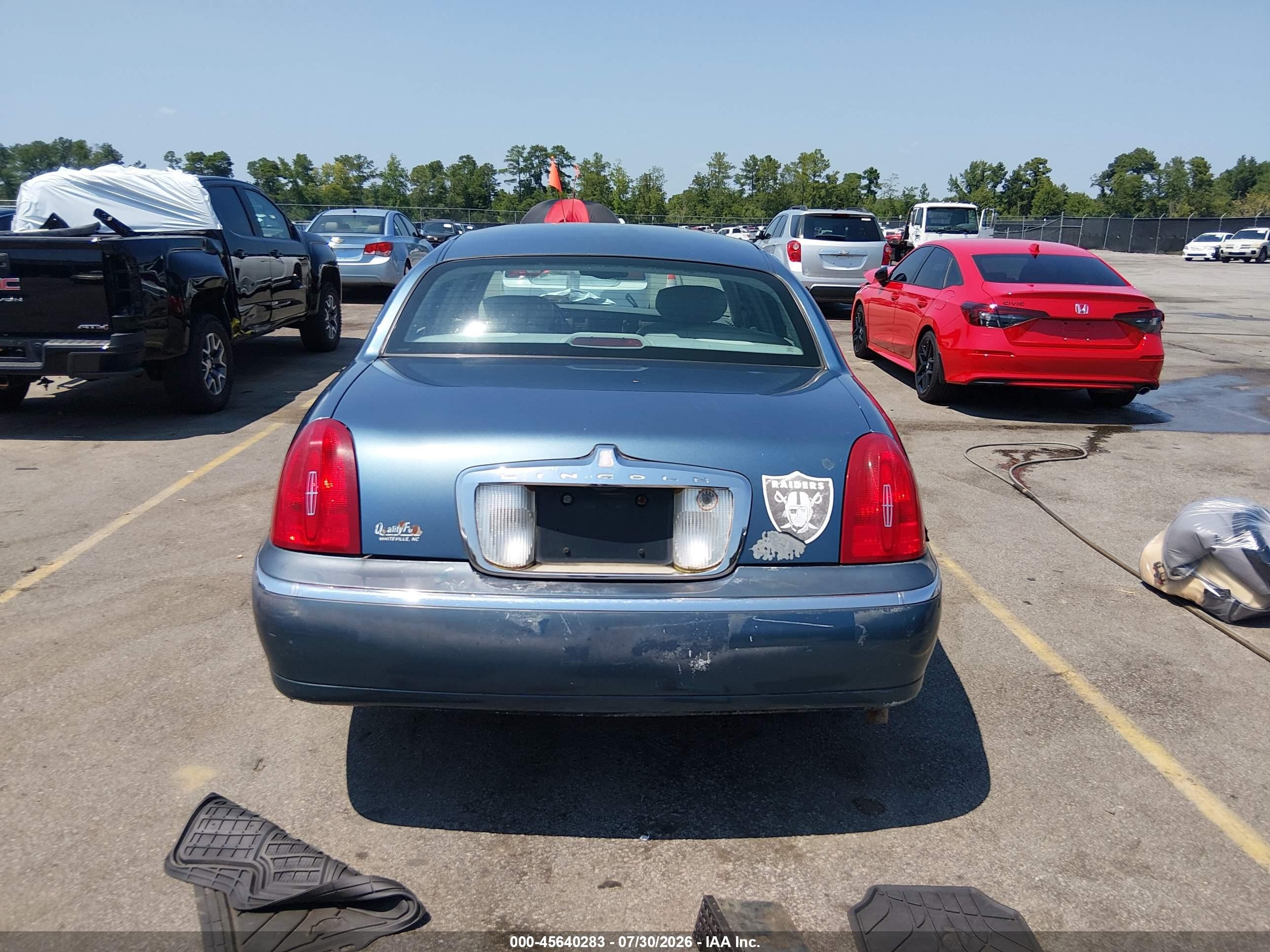 2002 Lincoln Town Car Signature Blue vin: 1LNHM82W22Y618220