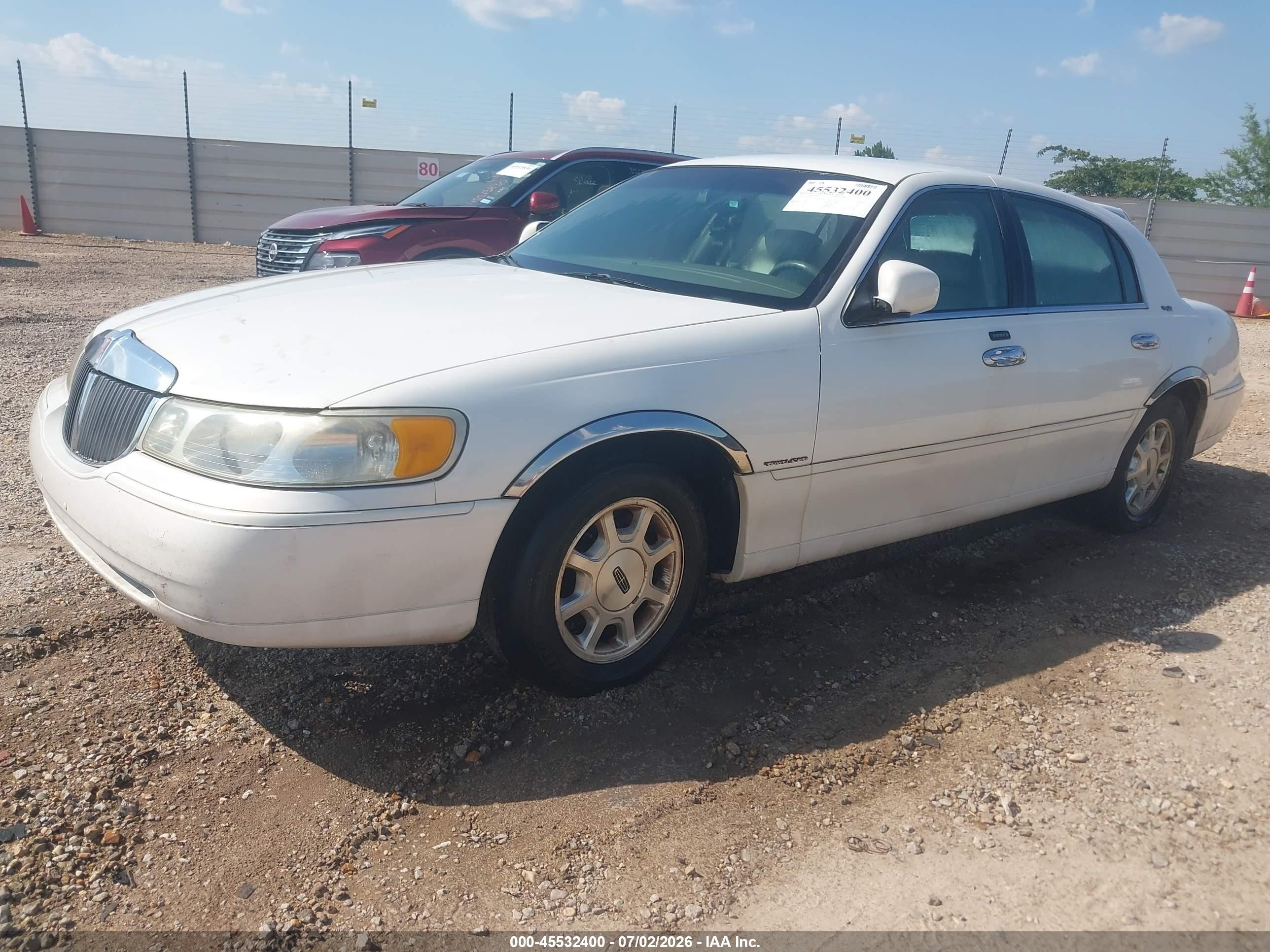 2002 Lincoln Town Car Signature White vin: 1LNHM82W22Y650178