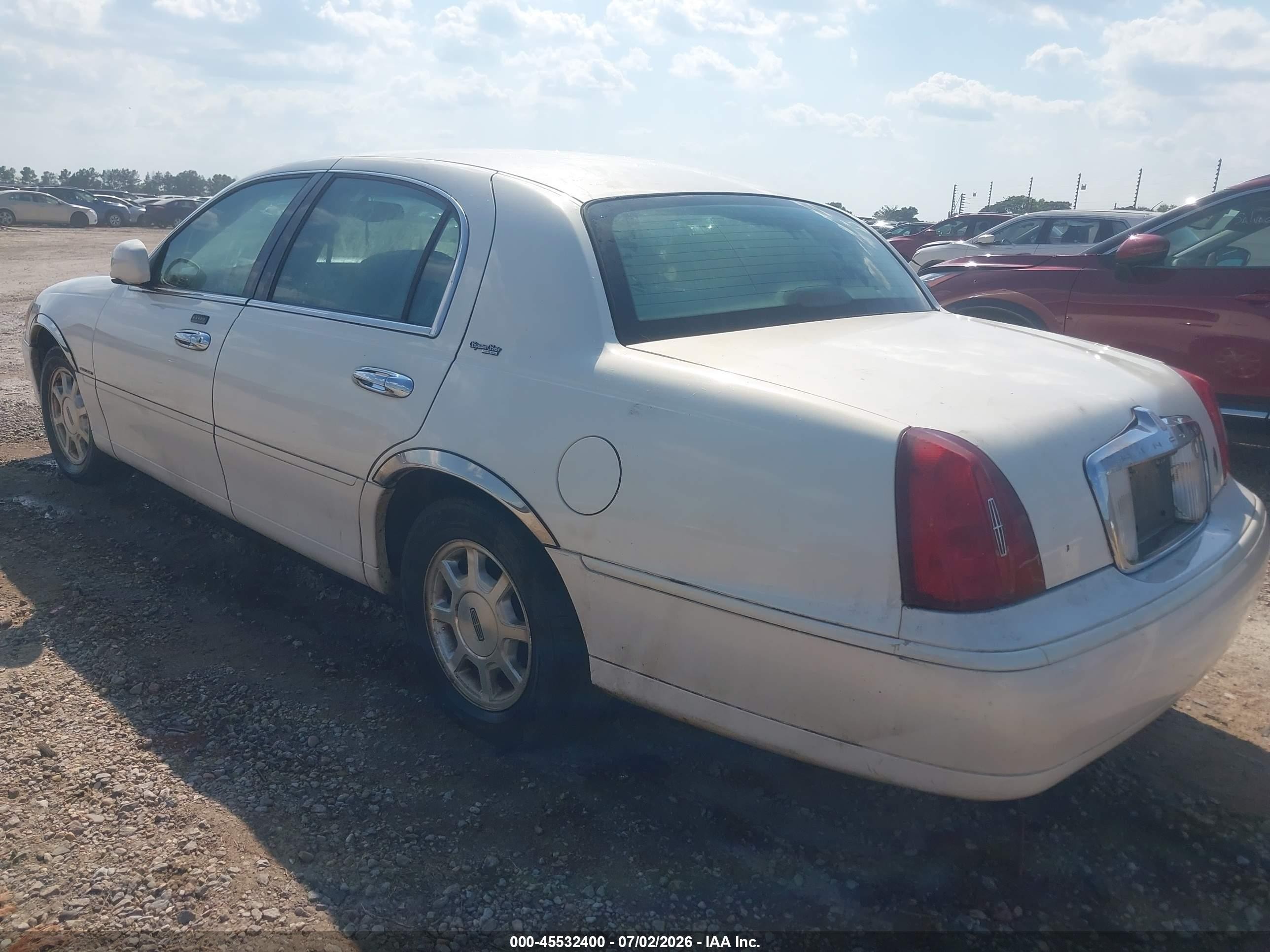 2002 Lincoln Town Car Signature White vin: 1LNHM82W22Y650178