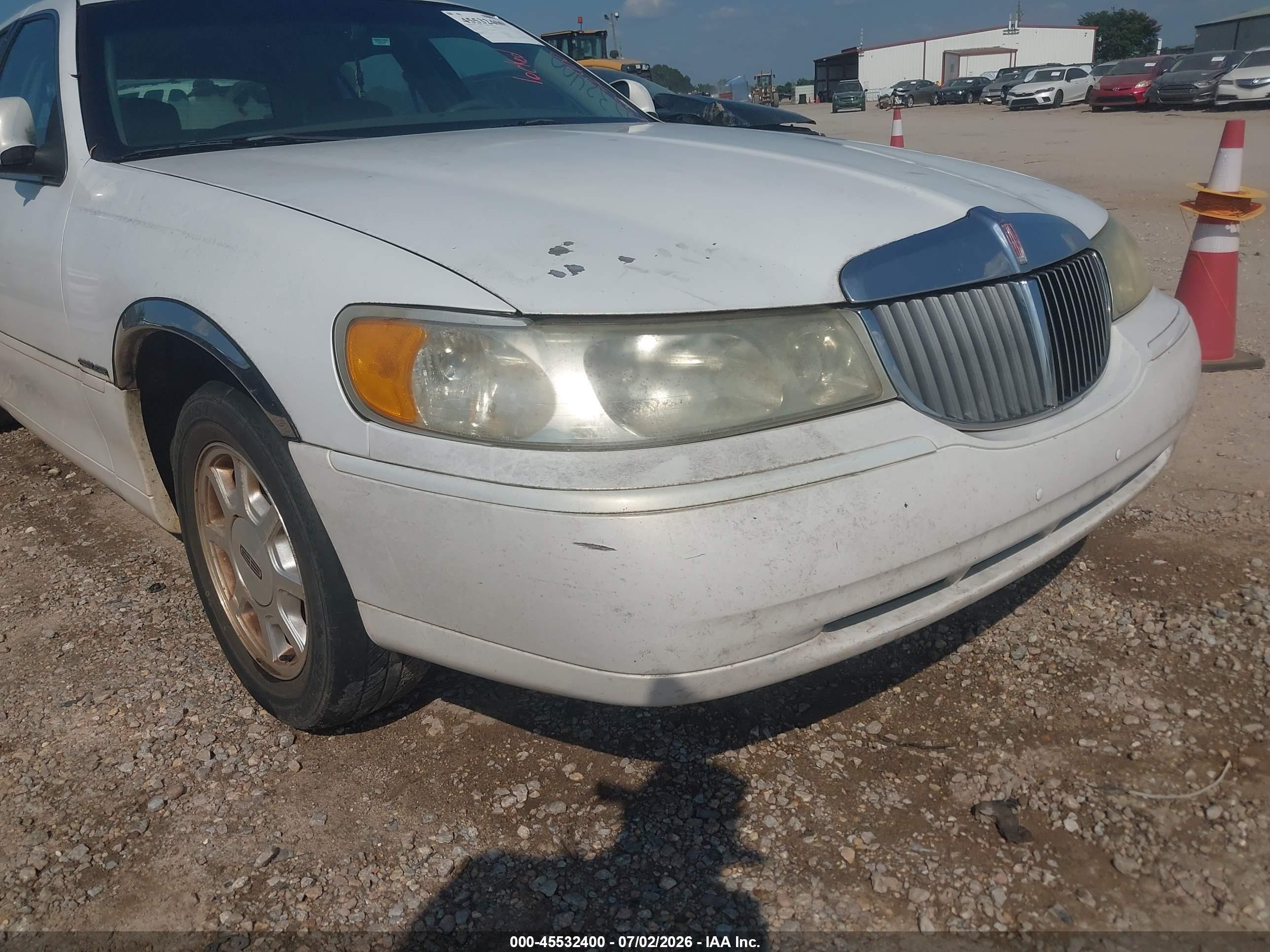 2002 Lincoln Town Car Signature White vin: 1LNHM82W22Y650178