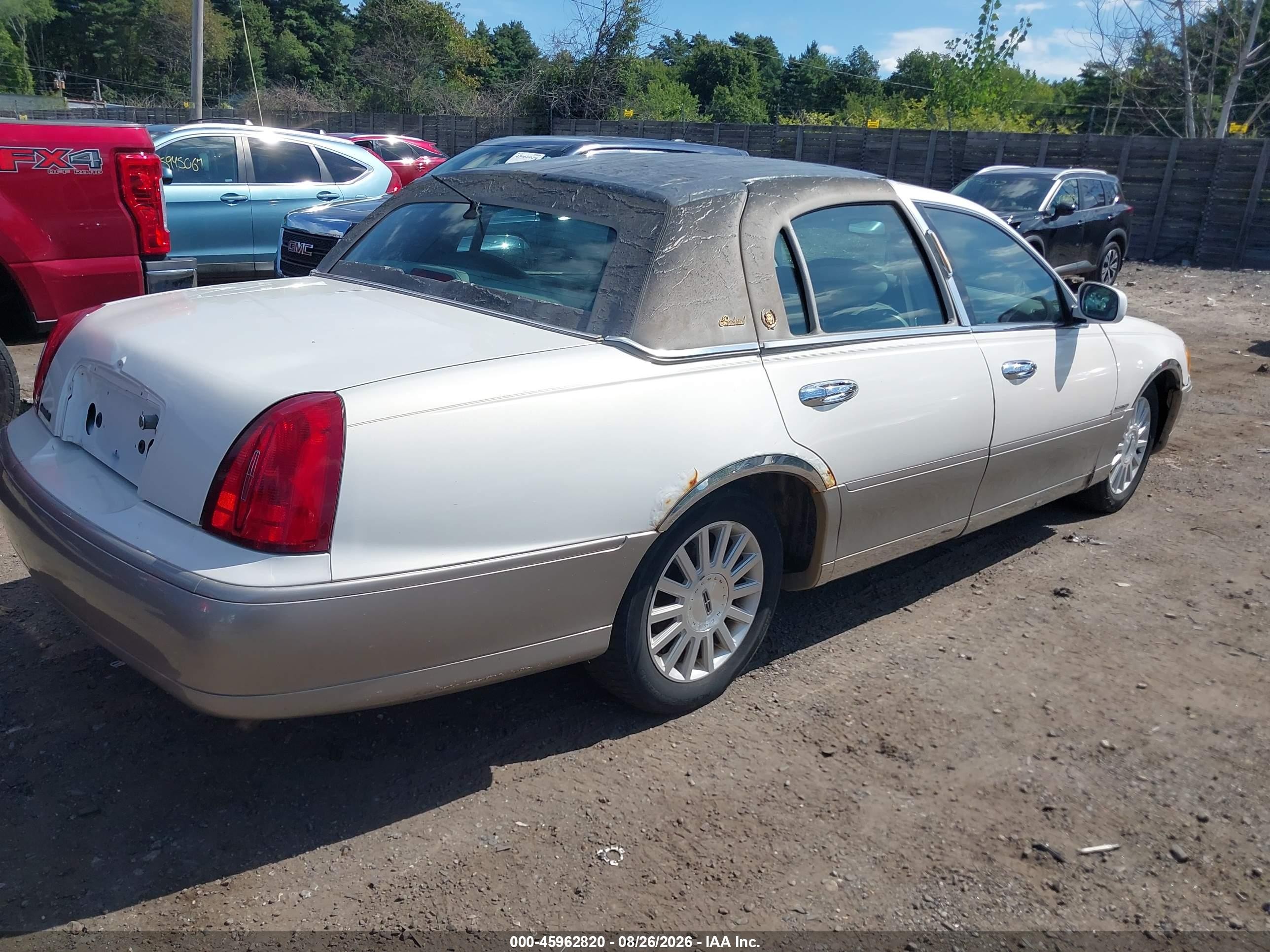 2002 Lincoln Town Car Signature White vin: 1LNHM82W22Y658006