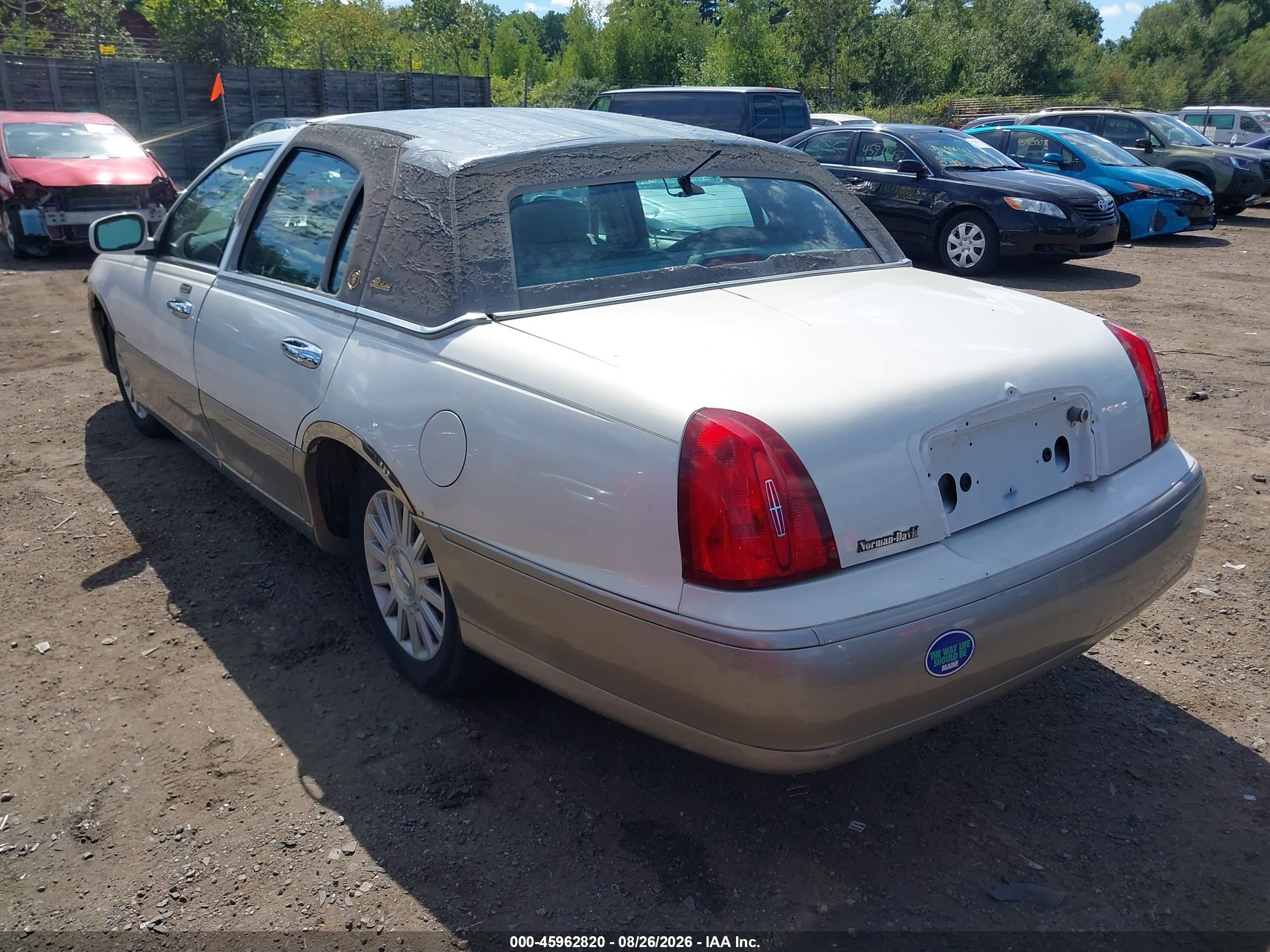 2002 Lincoln Town Car Signature White vin: 1LNHM82W22Y658006