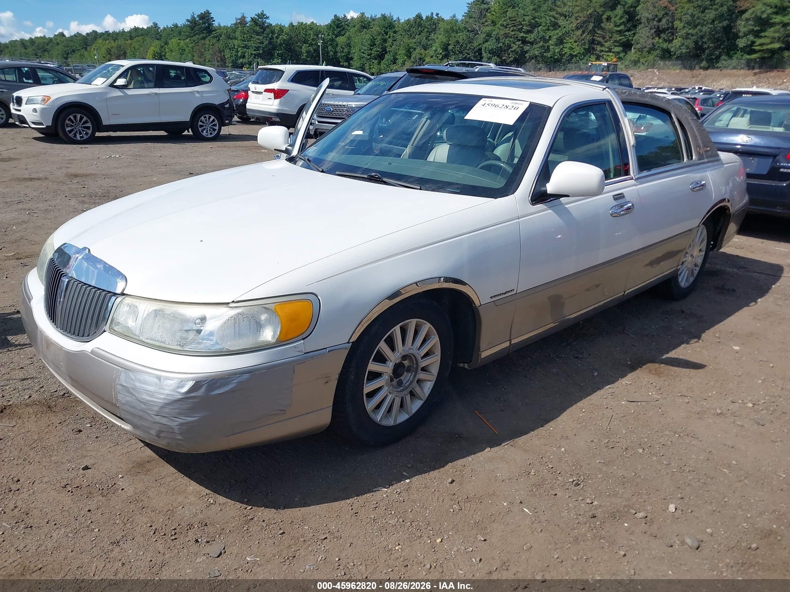 2002 Lincoln Town Car Signature White vin: 1LNHM82W22Y658006