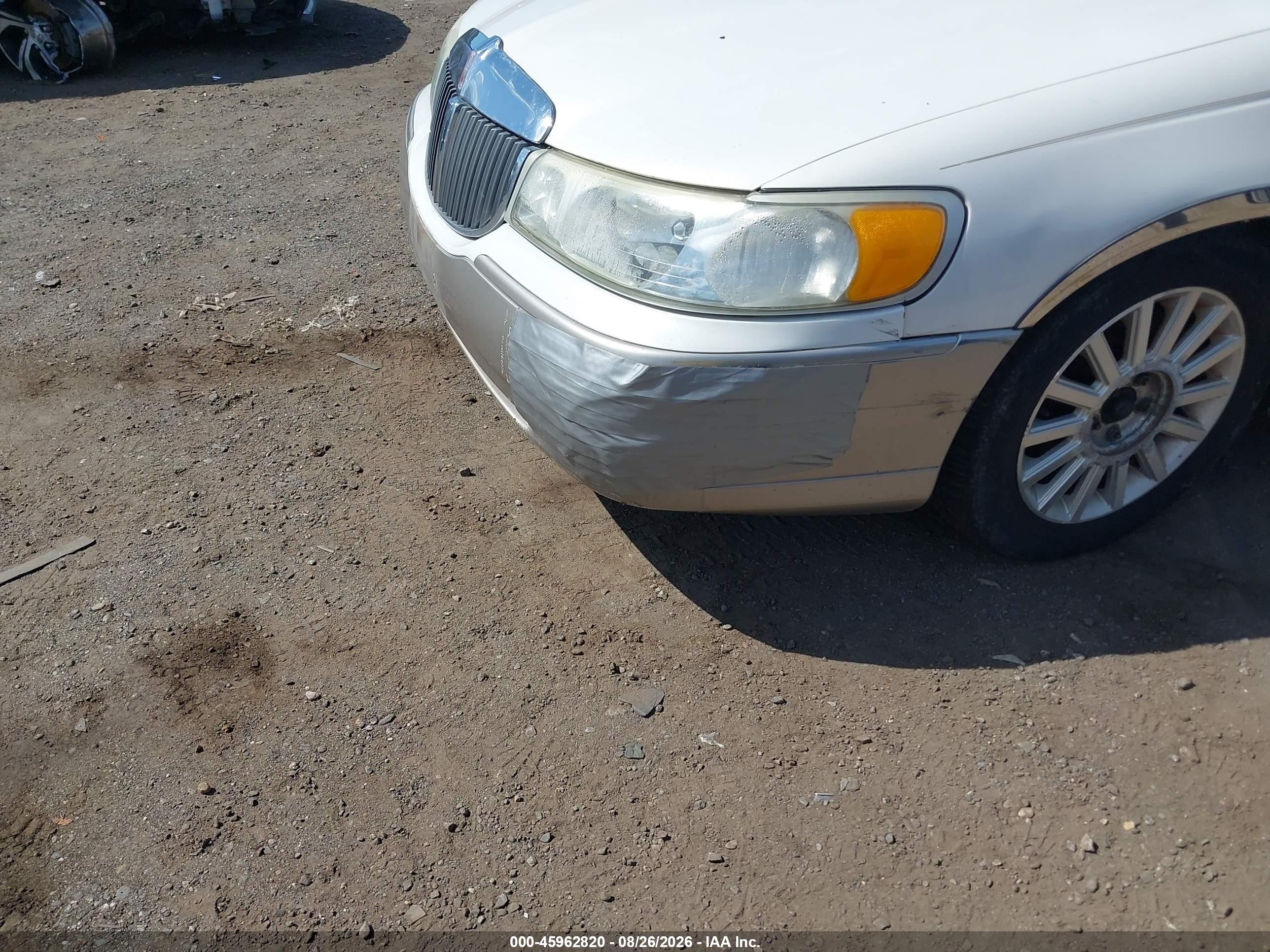 2002 Lincoln Town Car Signature White vin: 1LNHM82W22Y658006