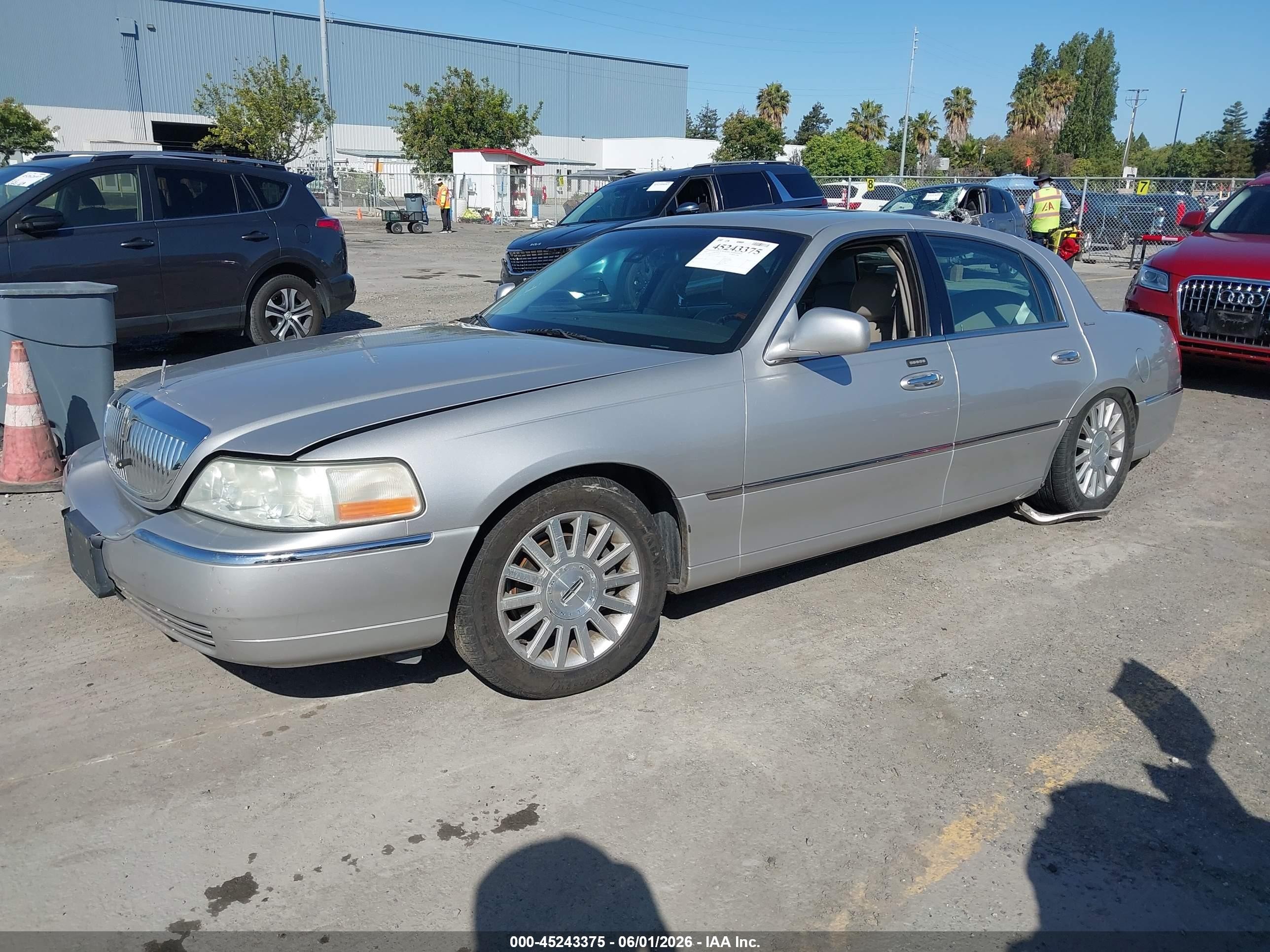 2003 Lincoln Town Car Signature Silver vin: 1LNHM82W23Y612774
