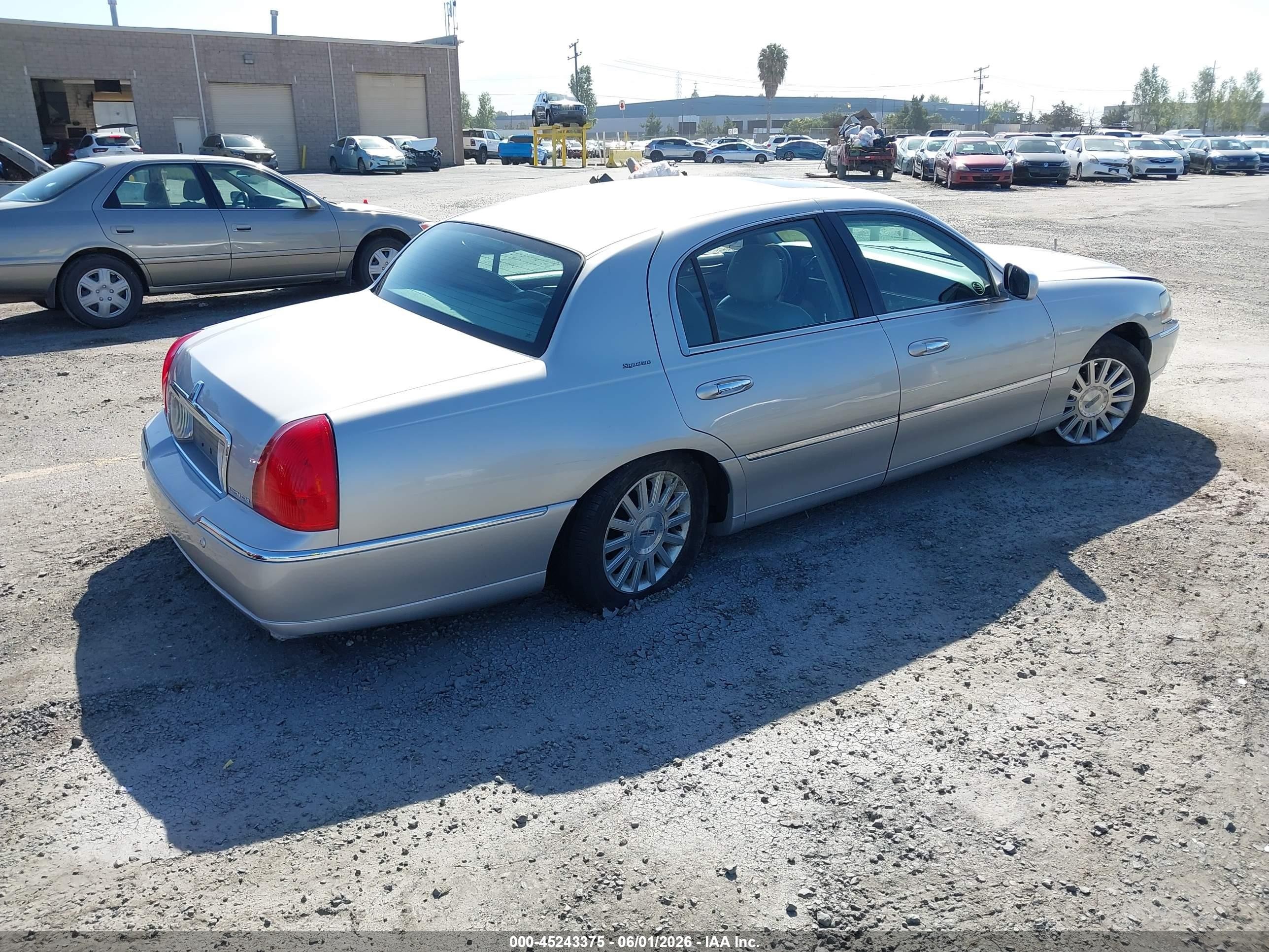 2003 Lincoln Town Car Signature Silver vin: 1LNHM82W23Y612774