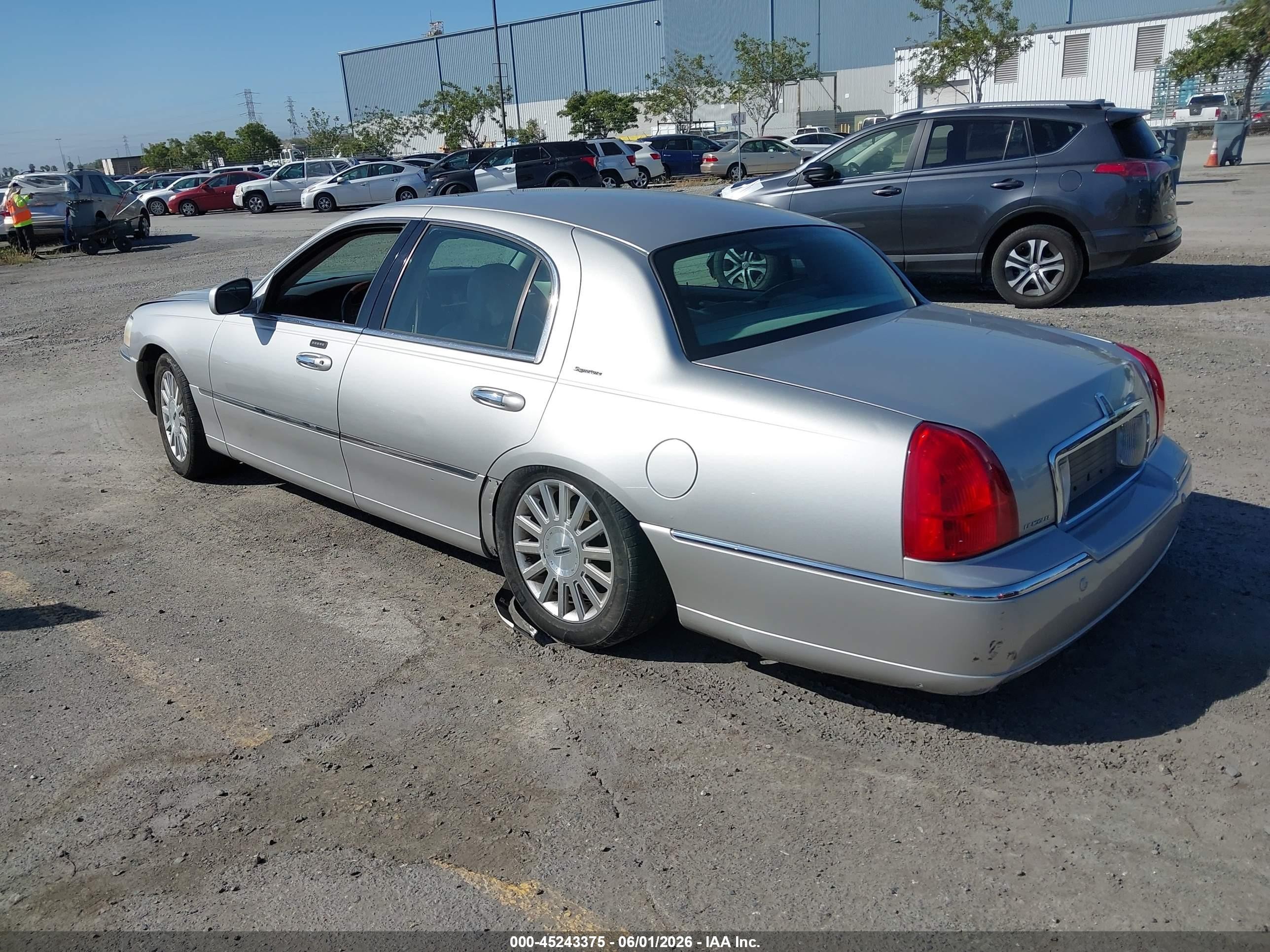 2003 Lincoln Town Car Signature Silver vin: 1LNHM82W23Y612774