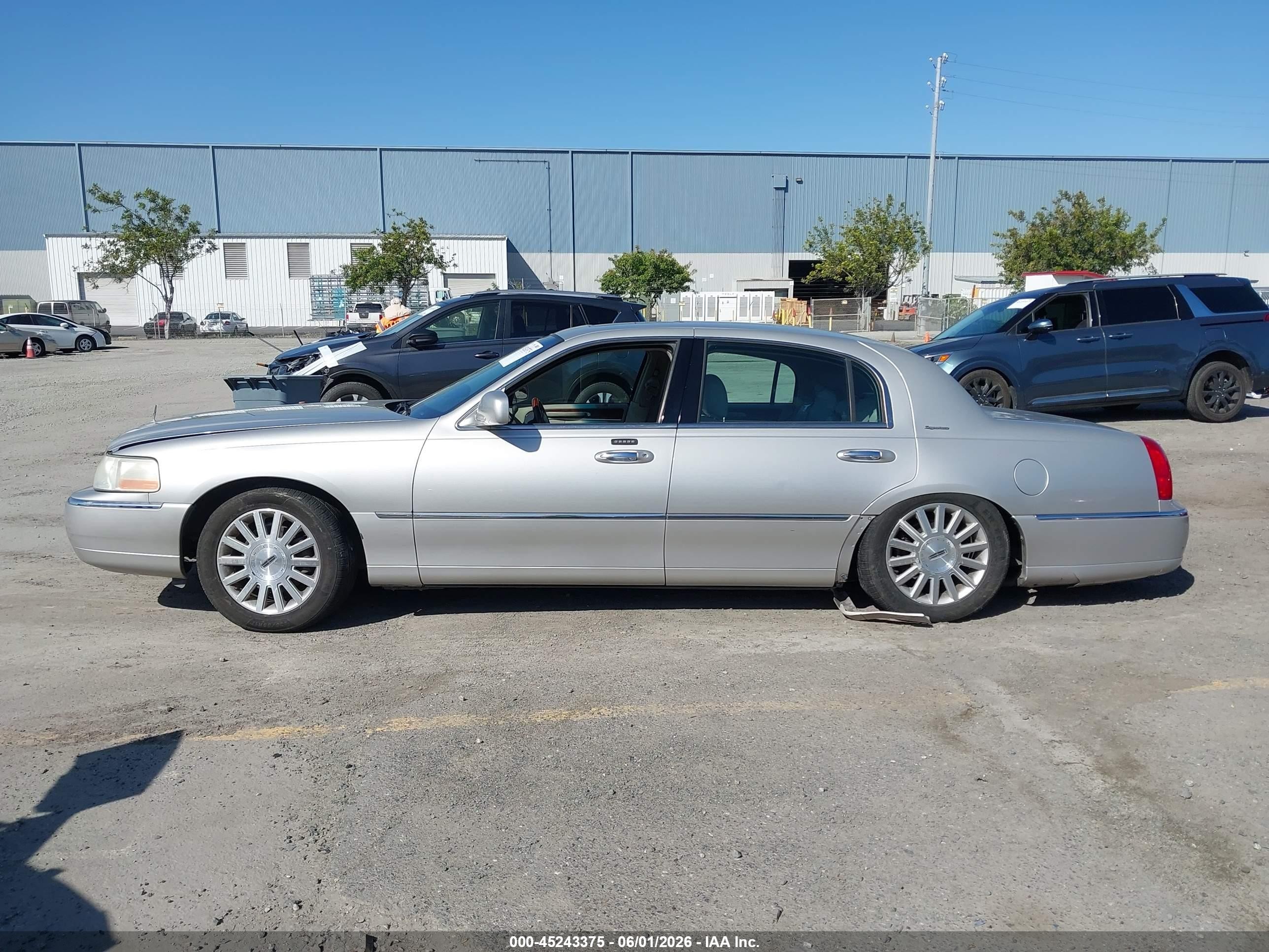 2003 Lincoln Town Car Signature Silver vin: 1LNHM82W23Y612774