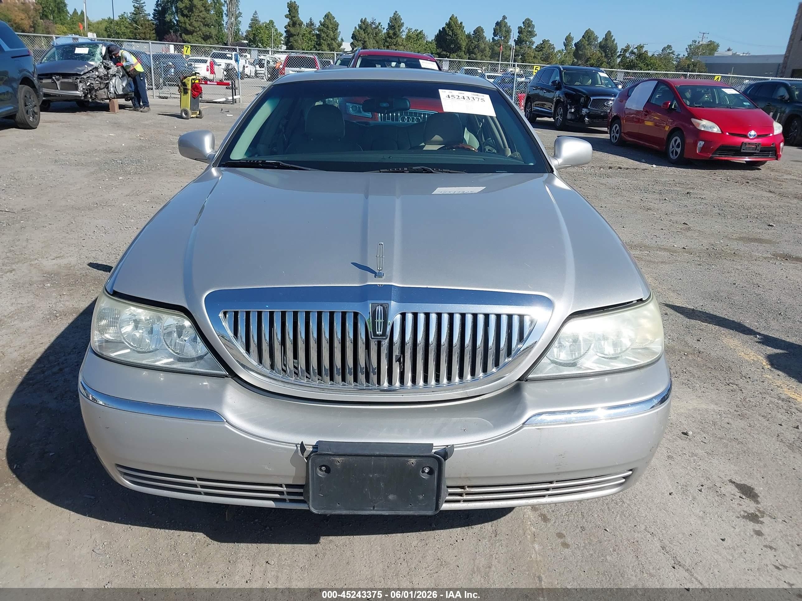 2003 Lincoln Town Car Signature Silver vin: 1LNHM82W23Y612774