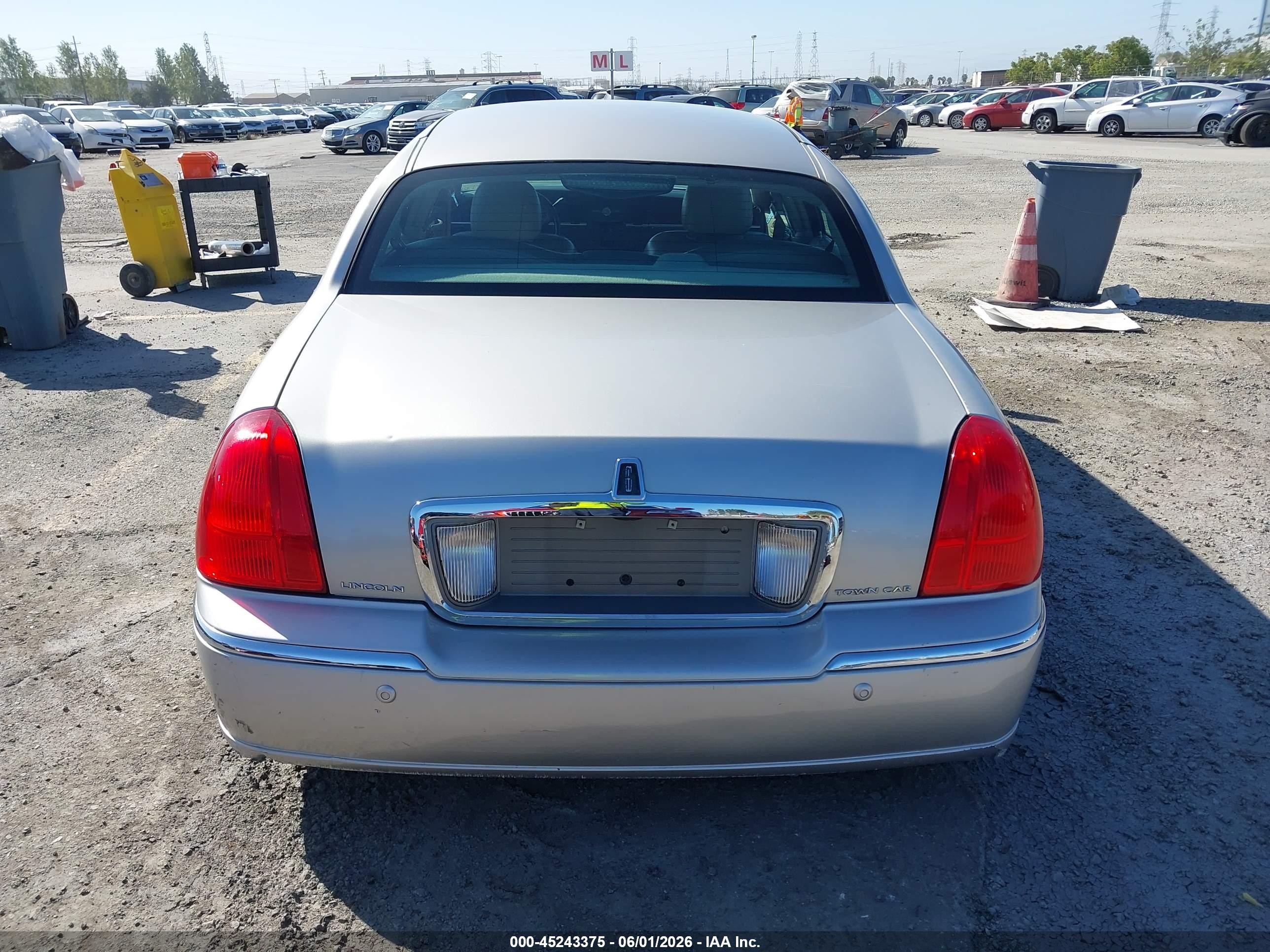 2003 Lincoln Town Car Signature Silver vin: 1LNHM82W23Y612774