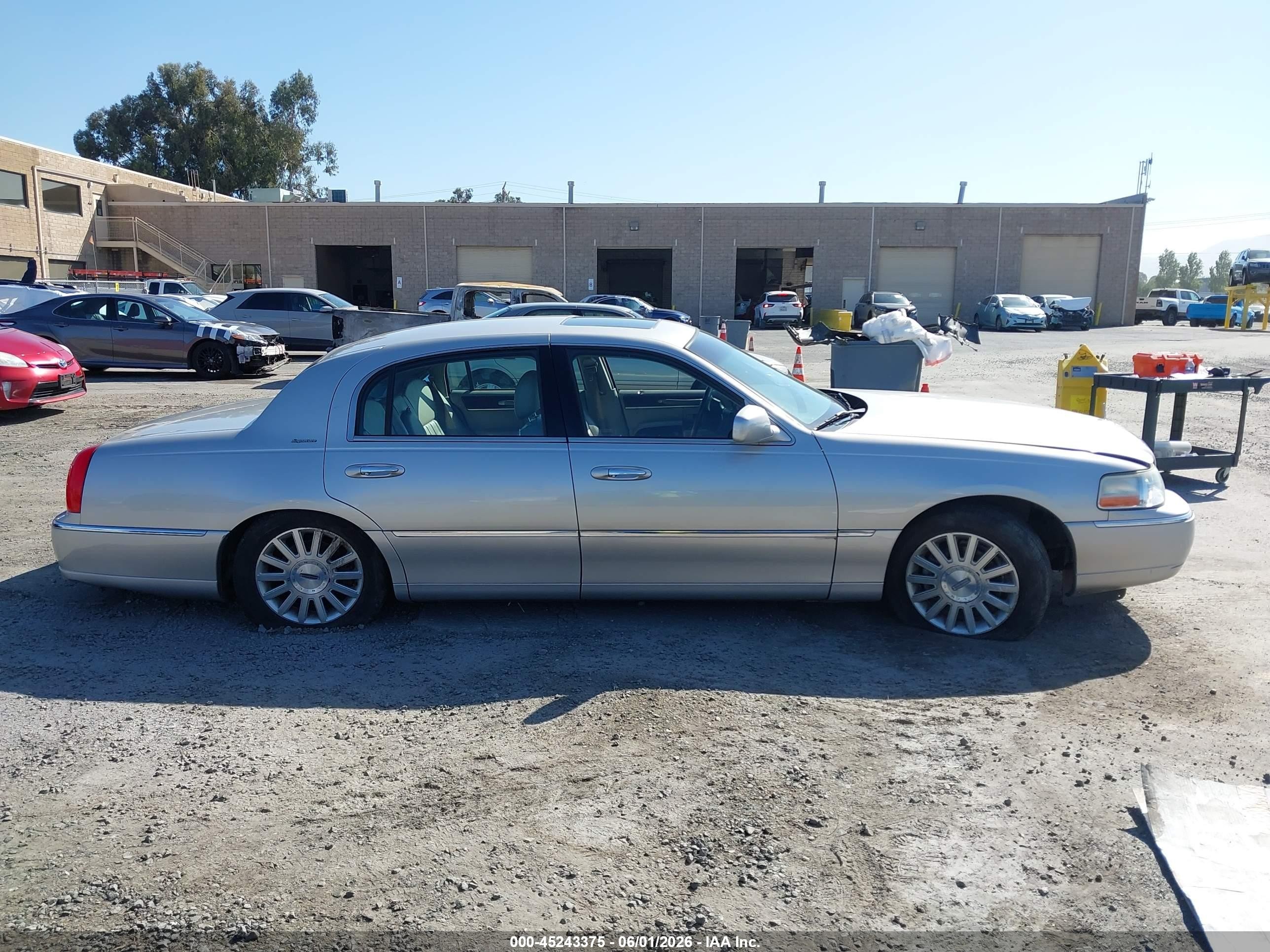 2003 Lincoln Town Car Signature Silver vin: 1LNHM82W23Y612774