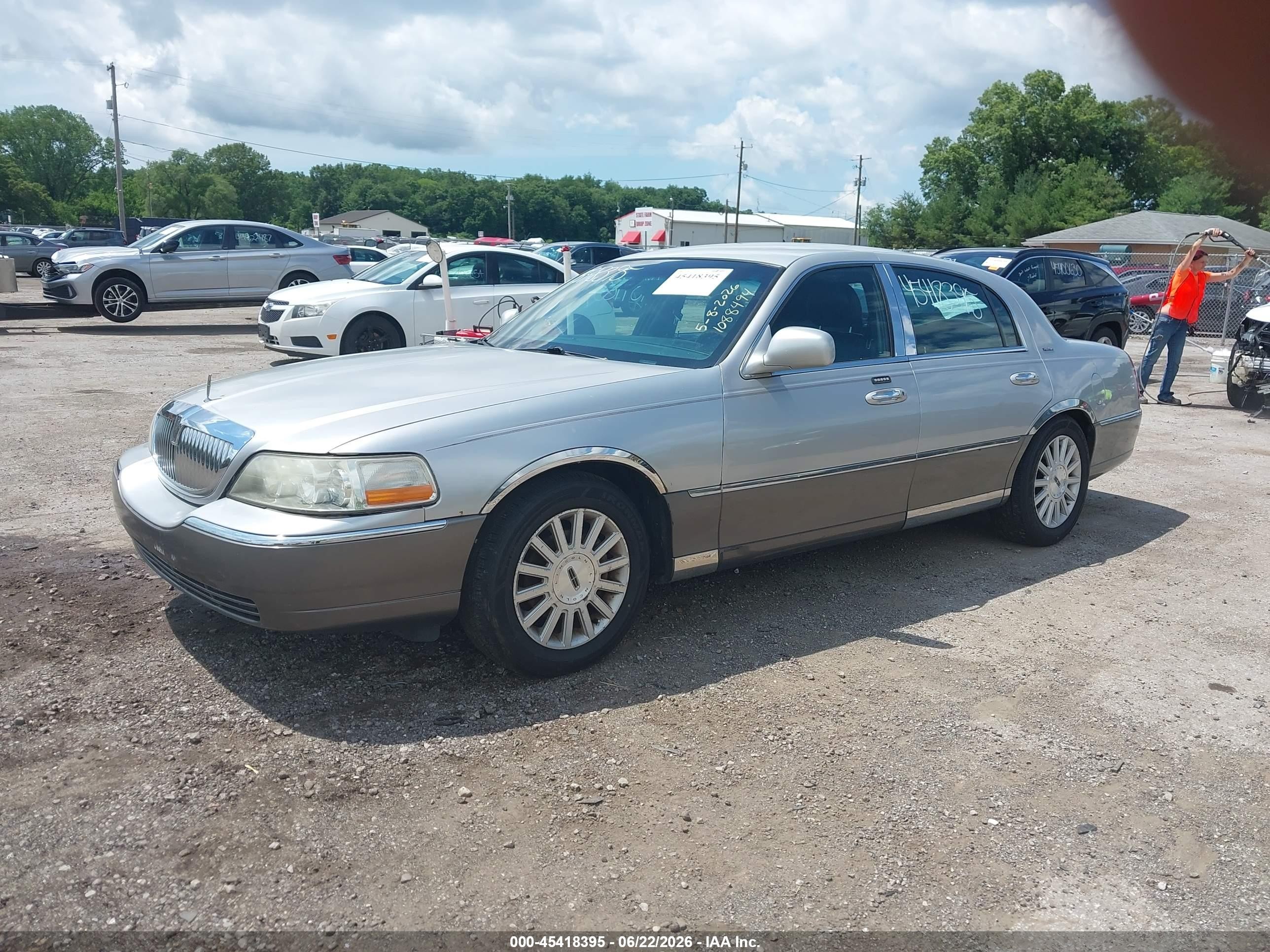 2003 Lincoln Town Car Signature Silver vin: 1LNHM82W23Y642745