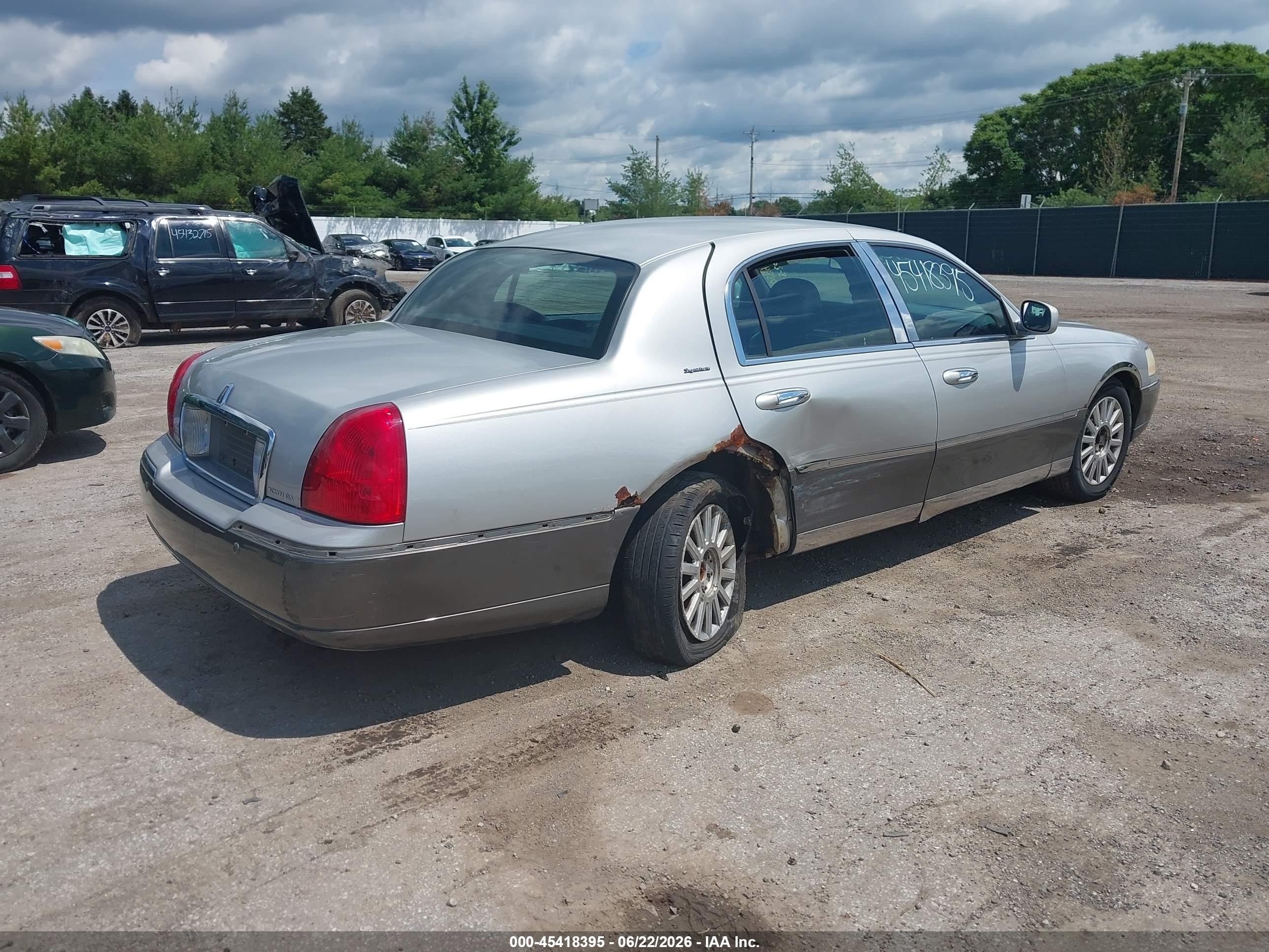 2003 Lincoln Town Car Signature Silver vin: 1LNHM82W23Y642745