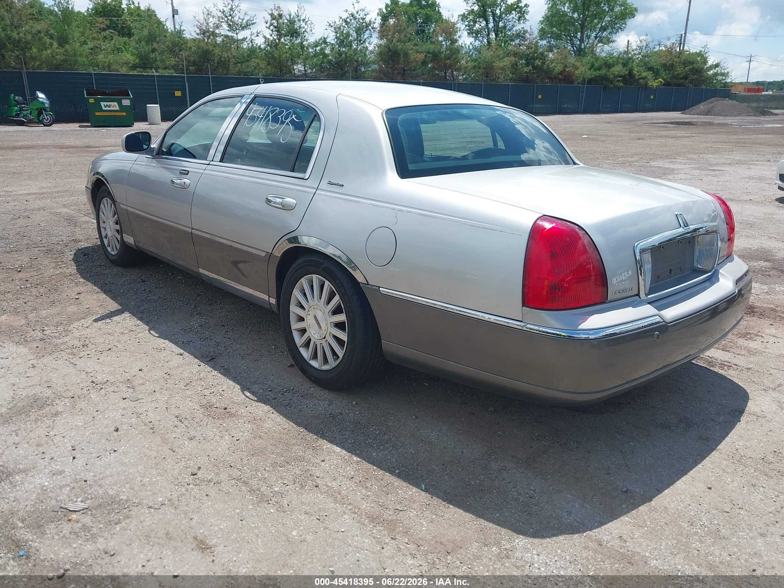 2003 Lincoln Town Car Signature Silver vin: 1LNHM82W23Y642745