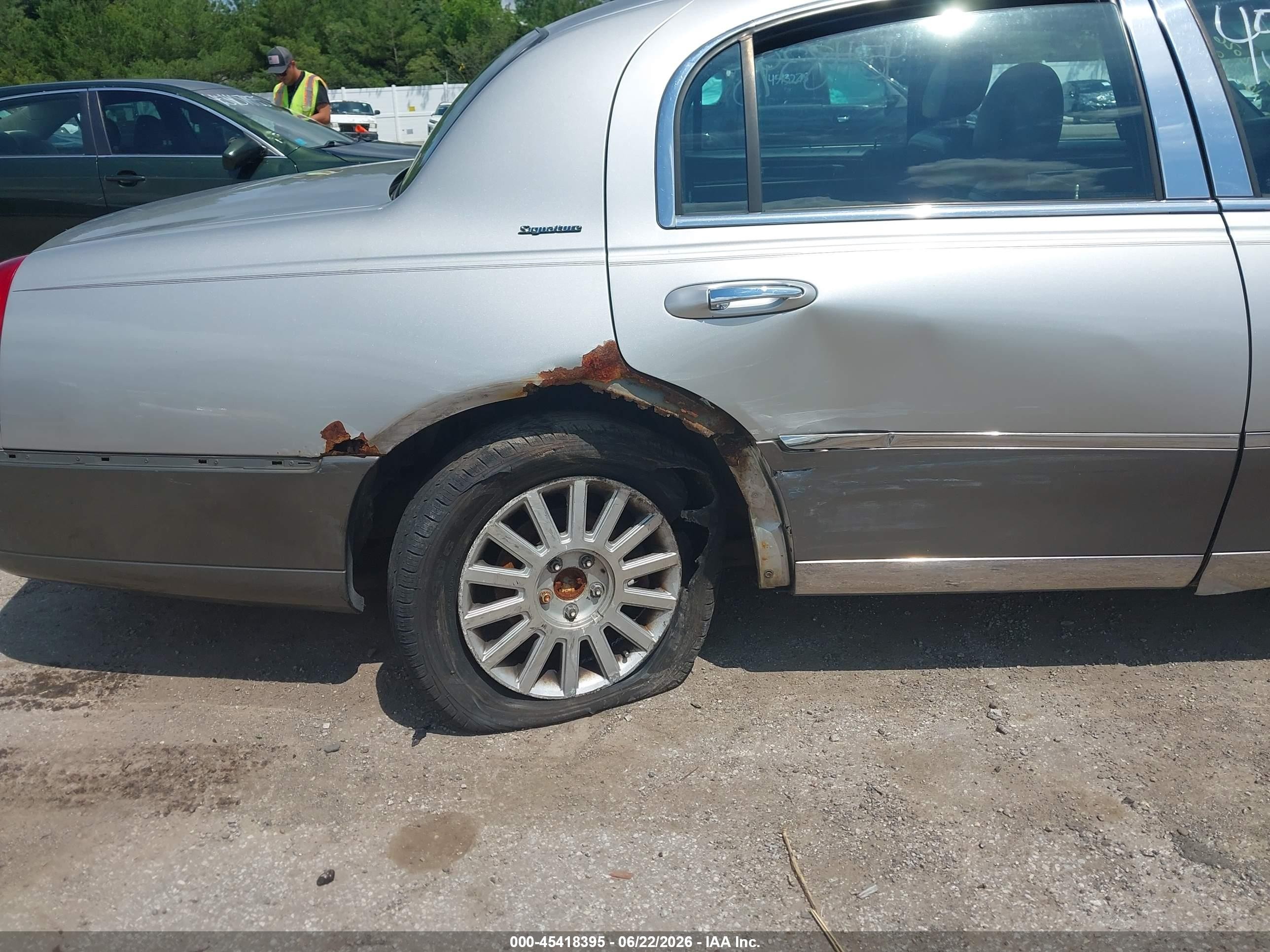 2003 Lincoln Town Car Signature Silver vin: 1LNHM82W23Y642745