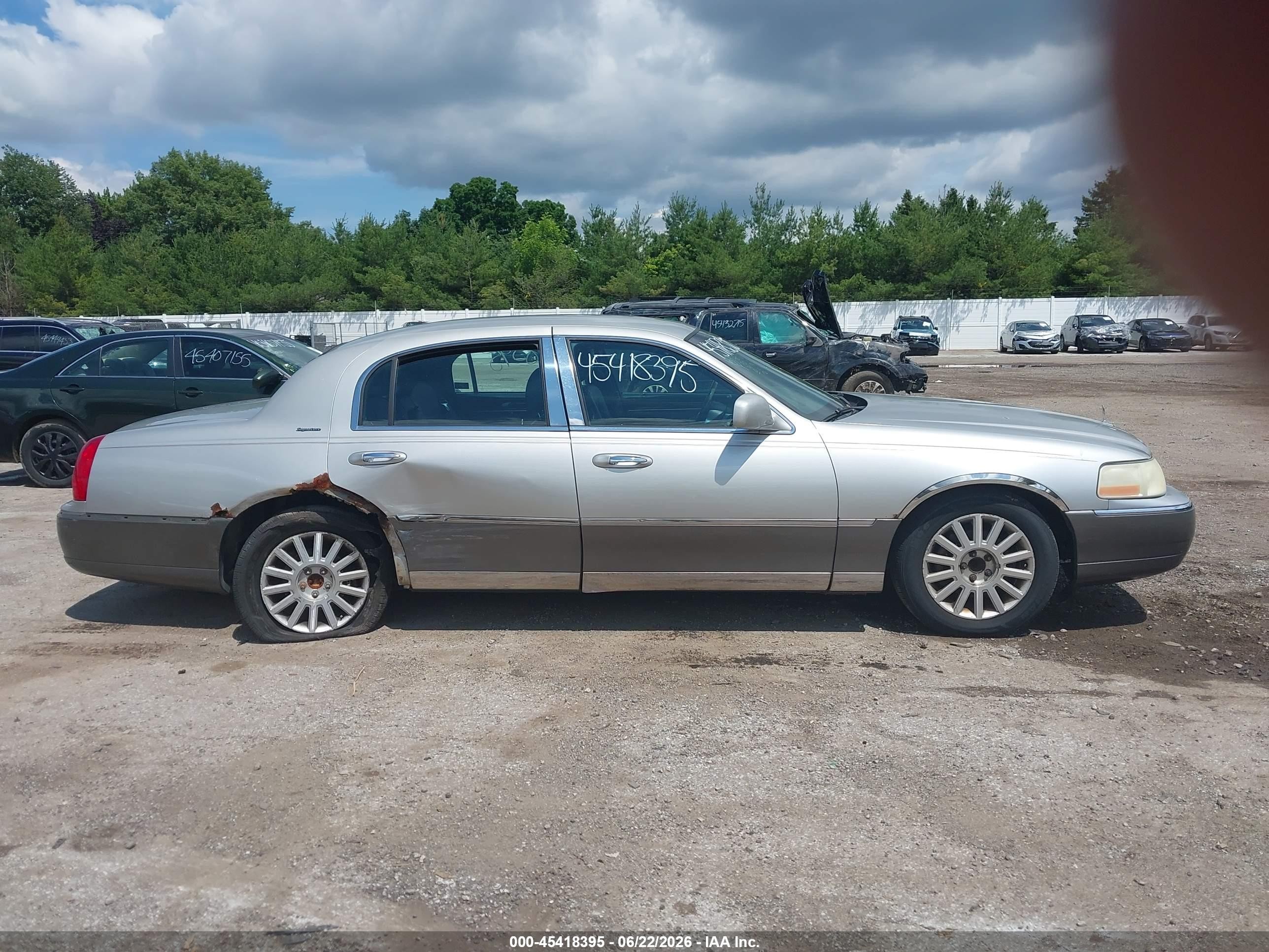 2003 Lincoln Town Car Signature Silver vin: 1LNHM82W23Y642745