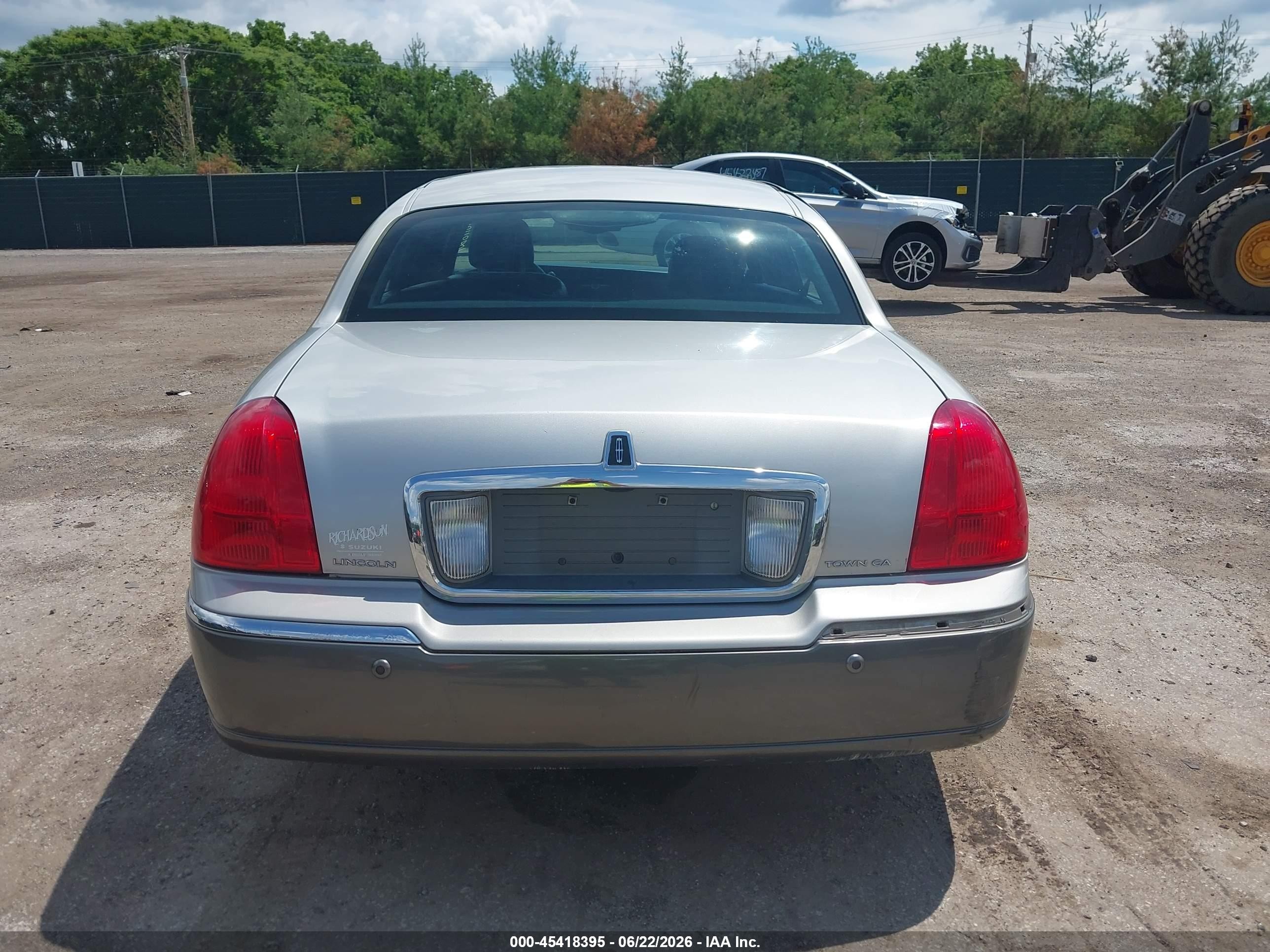 2003 Lincoln Town Car Signature Silver vin: 1LNHM82W23Y642745