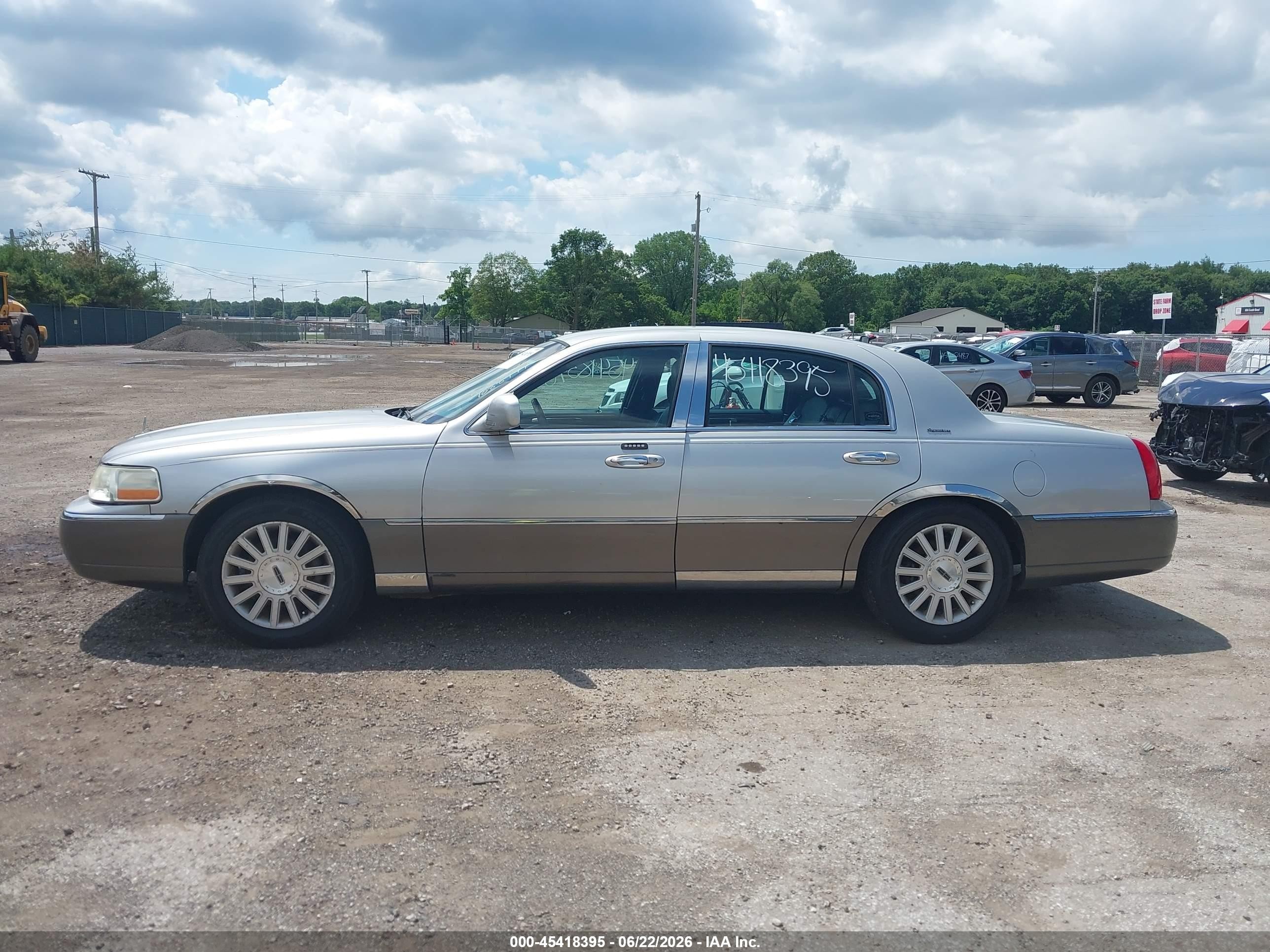 2003 Lincoln Town Car Signature Silver vin: 1LNHM82W23Y642745