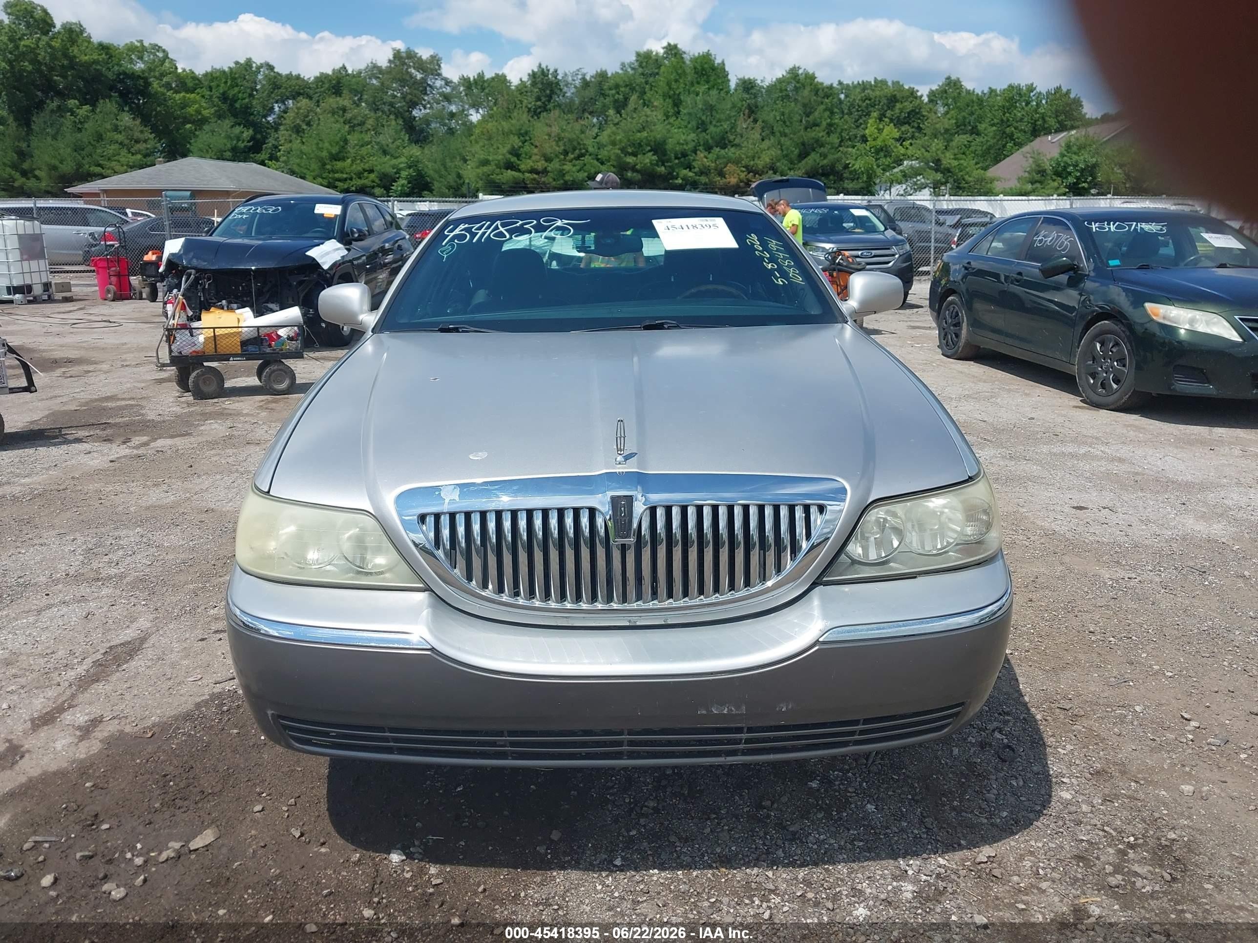 2003 Lincoln Town Car Signature Silver vin: 1LNHM82W23Y642745
