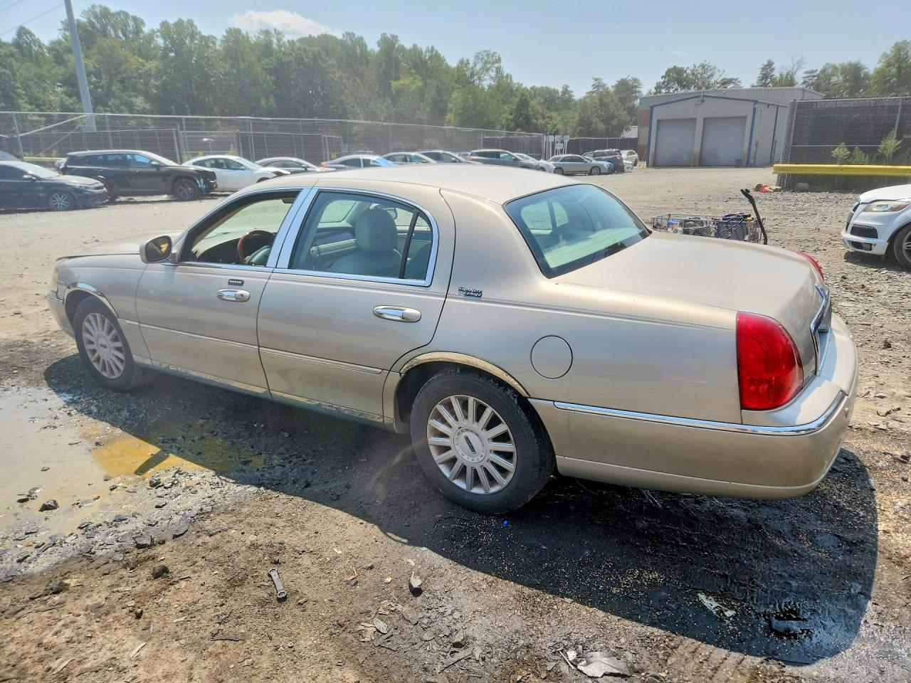 2005 Lincoln Town Car Signature Limited Tan vin: 1LNHM82W25Y670645