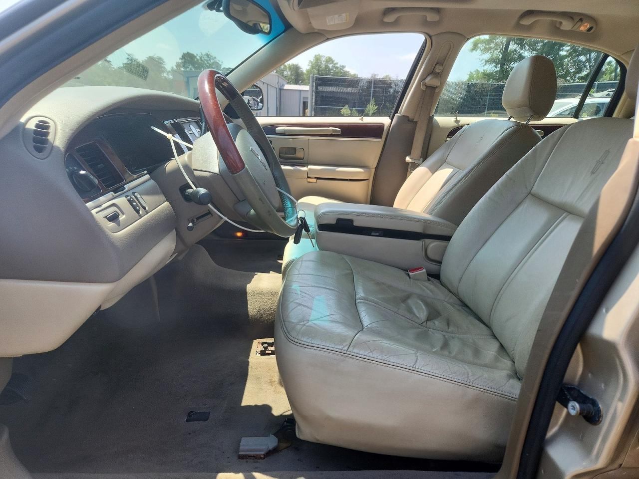 2005 Lincoln Town Car Signature Limited Tan vin: 1LNHM82W25Y670645