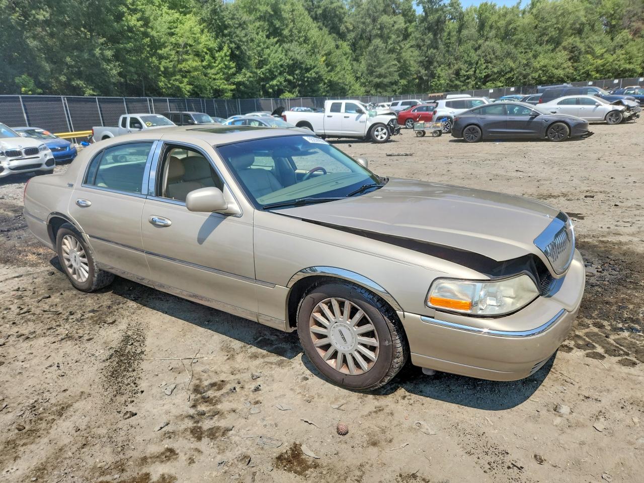 2005 Lincoln Town Car Signature Limited Tan vin: 1LNHM82W25Y670645