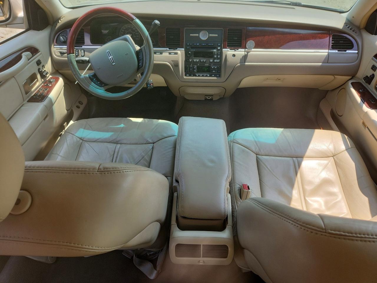 2005 Lincoln Town Car Signature Limited Tan vin: 1LNHM82W25Y670645