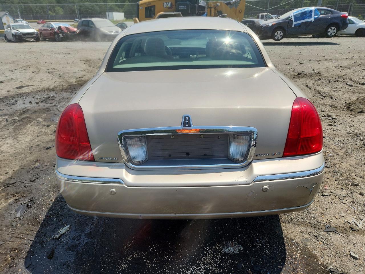2005 Lincoln Town Car Signature Limited Tan vin: 1LNHM82W25Y670645