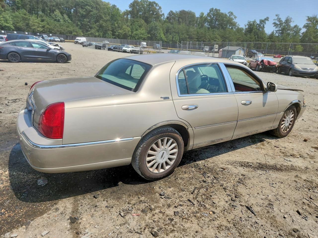 2005 Lincoln Town Car Signature Limited Tan vin: 1LNHM82W25Y670645