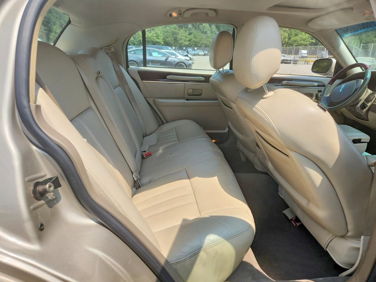 2005 Lincoln Town Car Signature Limited Tan vin: 1LNHM82W25Y670645