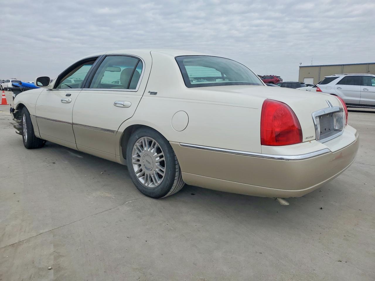 2006 Lincoln Town Car Signature Limited Two Tone vin: 1LNHM82W26Y603898