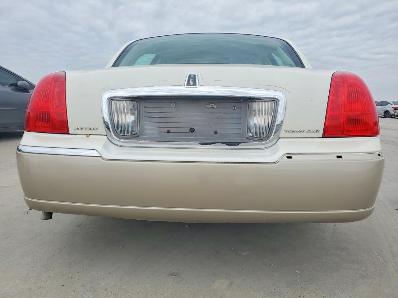 2006 Lincoln Town Car Signature Limited Two Tone vin: 1LNHM82W26Y603898