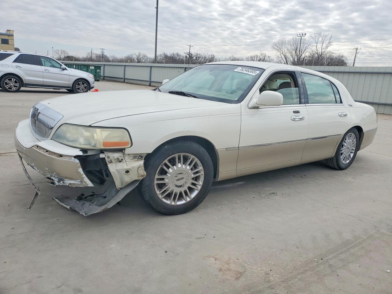 2006 Lincoln Town Car Signature Limited Two Tone vin: 1LNHM82W26Y603898