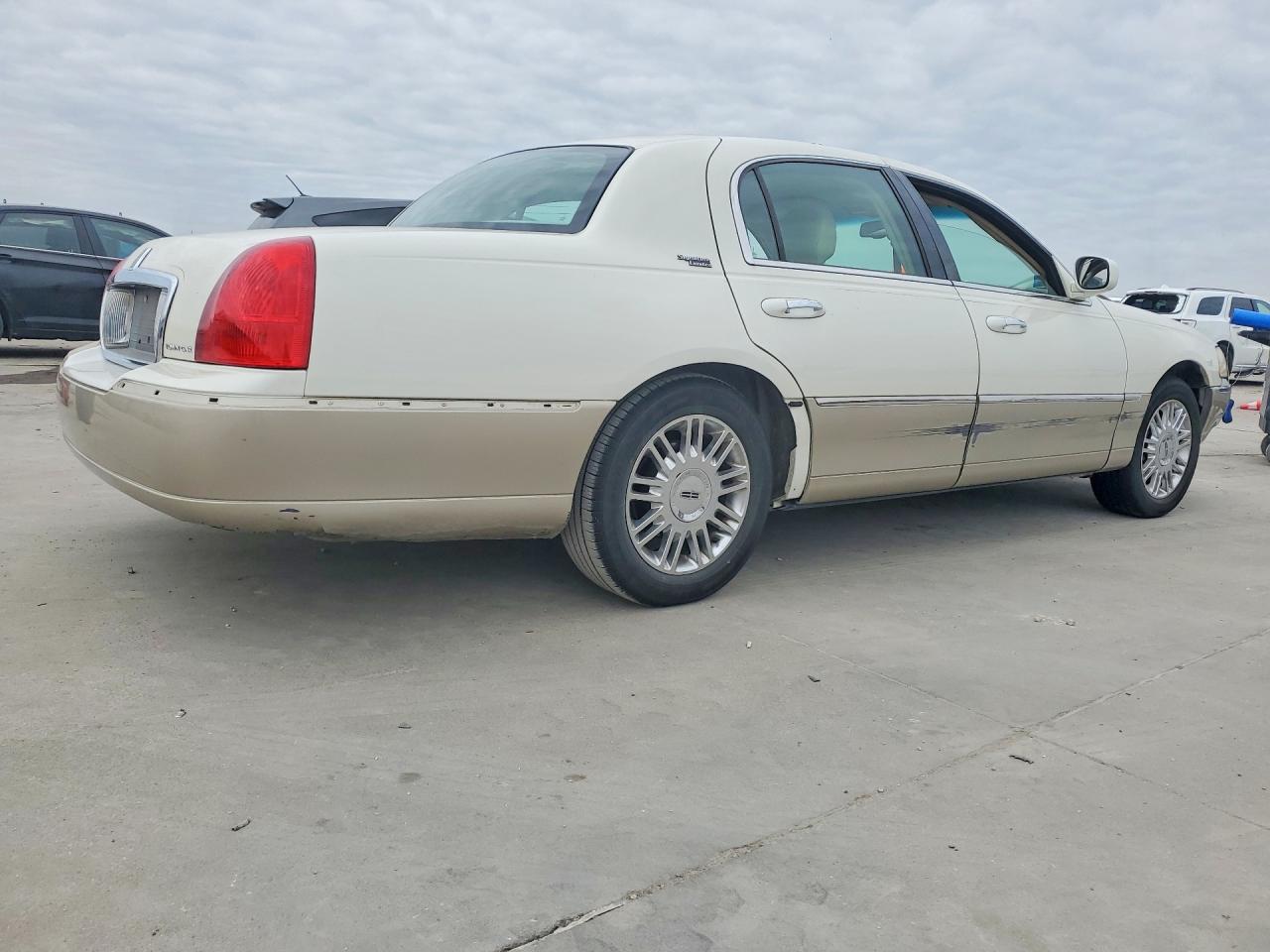 2006 Lincoln Town Car Signature Limited Two Tone vin: 1LNHM82W26Y603898