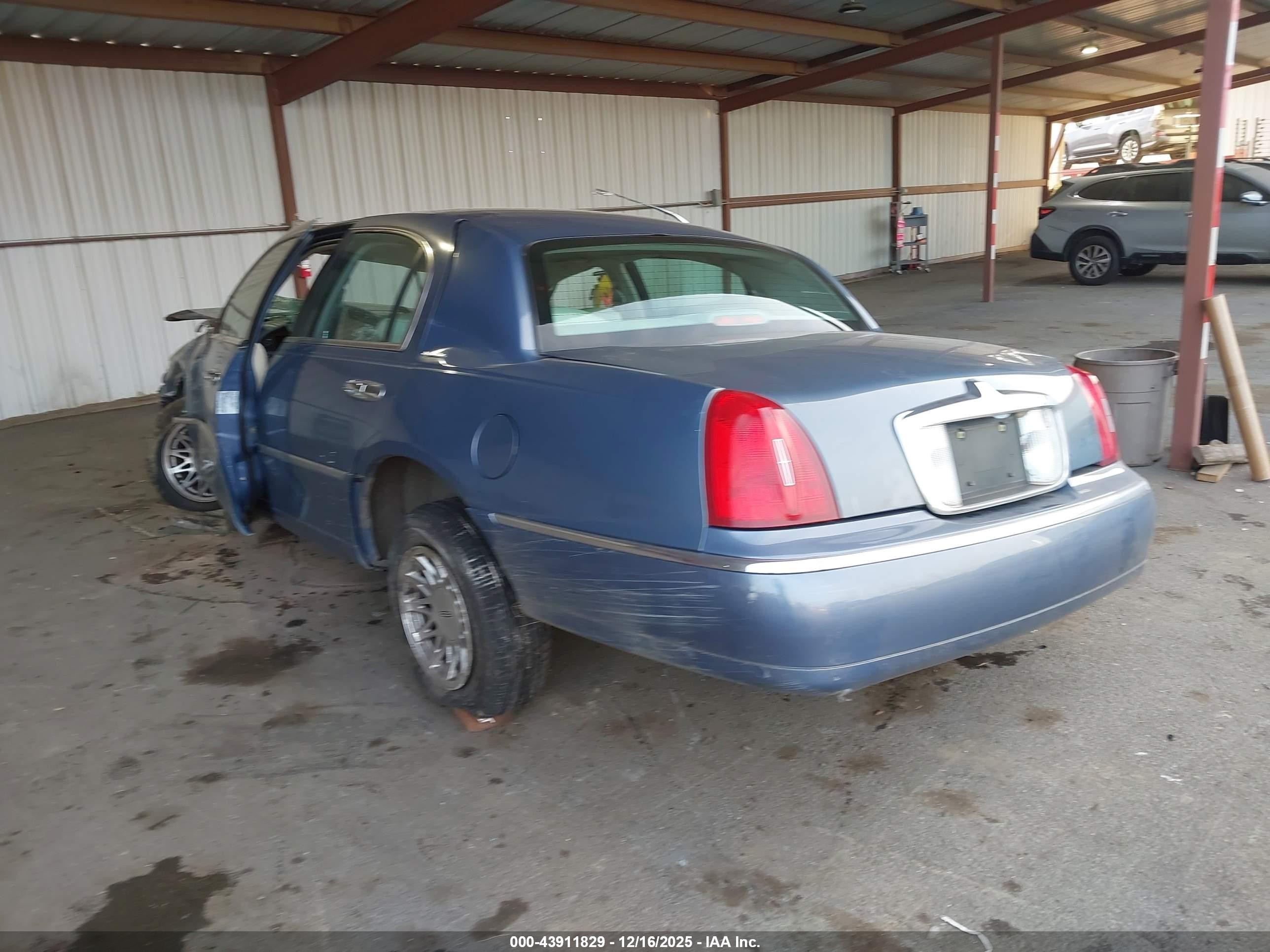 1999 Lincoln Town Car Signature Light Blue vin: 1LNHM82W2XY686248