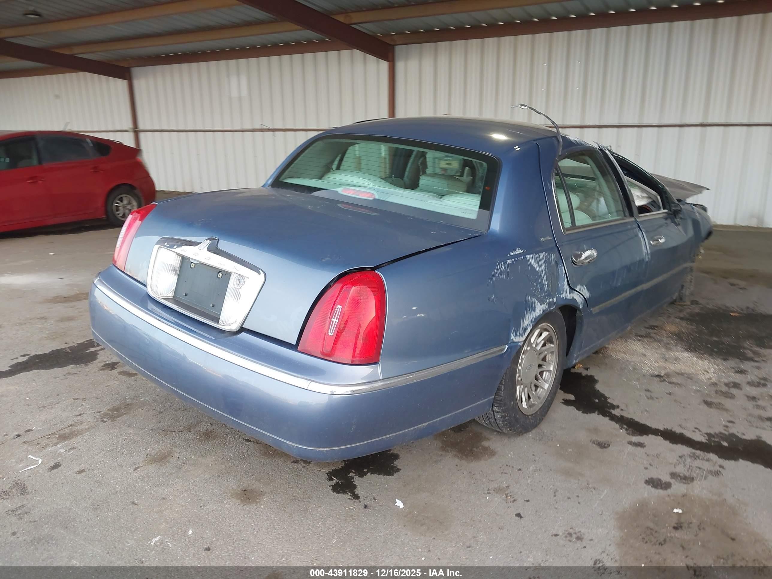 1999 Lincoln Town Car Signature Light Blue vin: 1LNHM82W2XY686248