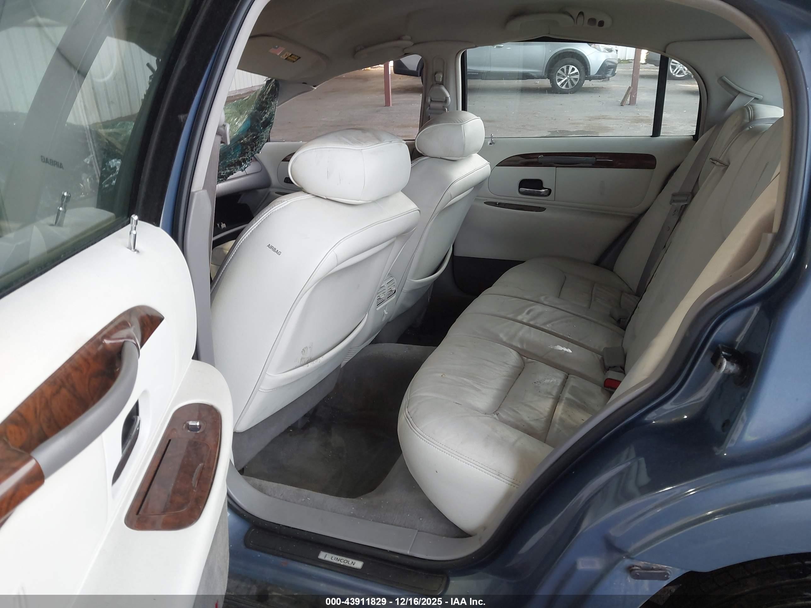 1999 Lincoln Town Car Signature Light Blue vin: 1LNHM82W2XY686248