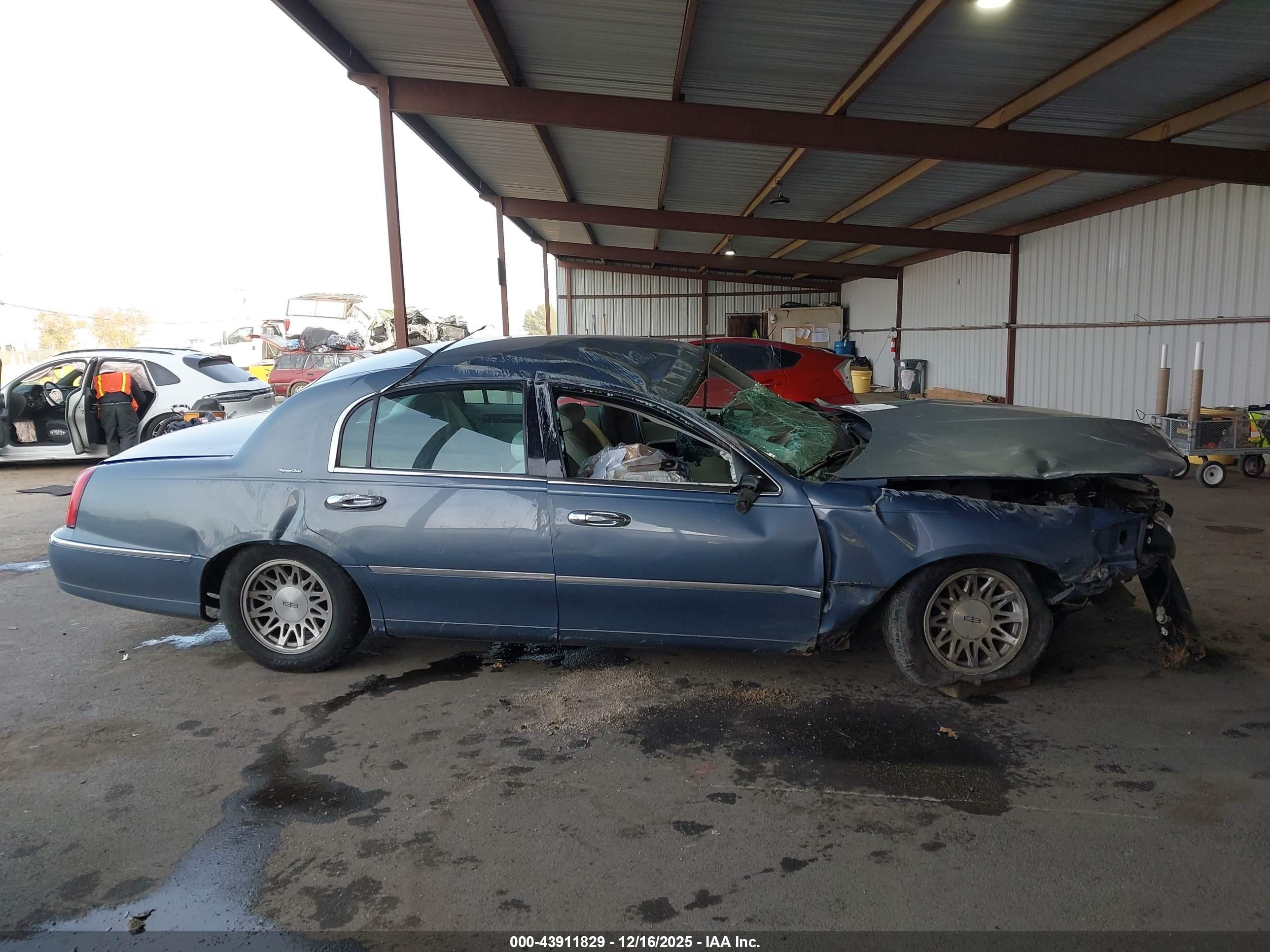 1999 Lincoln Town Car Signature Light Blue vin: 1LNHM82W2XY686248