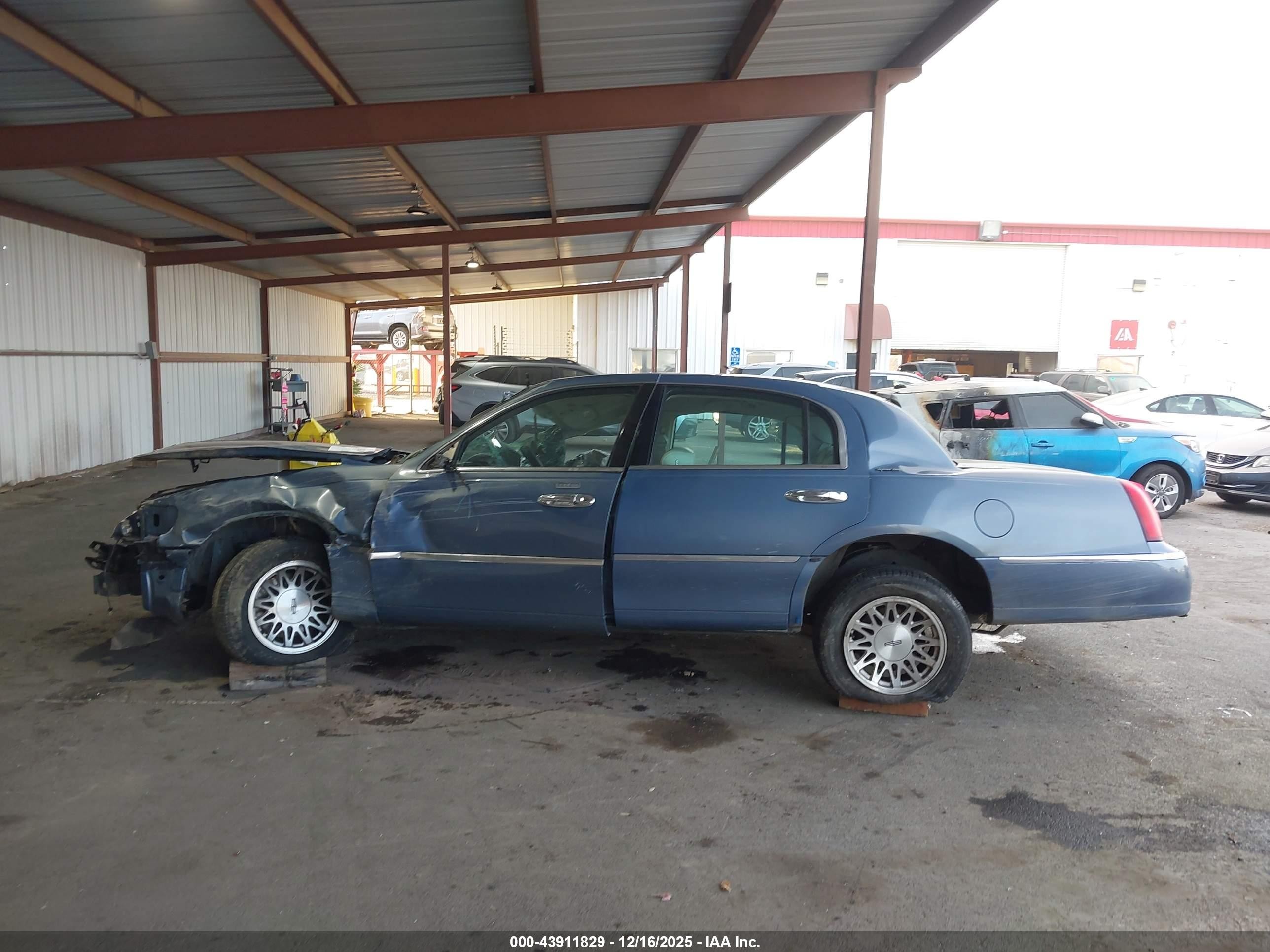 1999 Lincoln Town Car Signature Light Blue vin: 1LNHM82W2XY686248