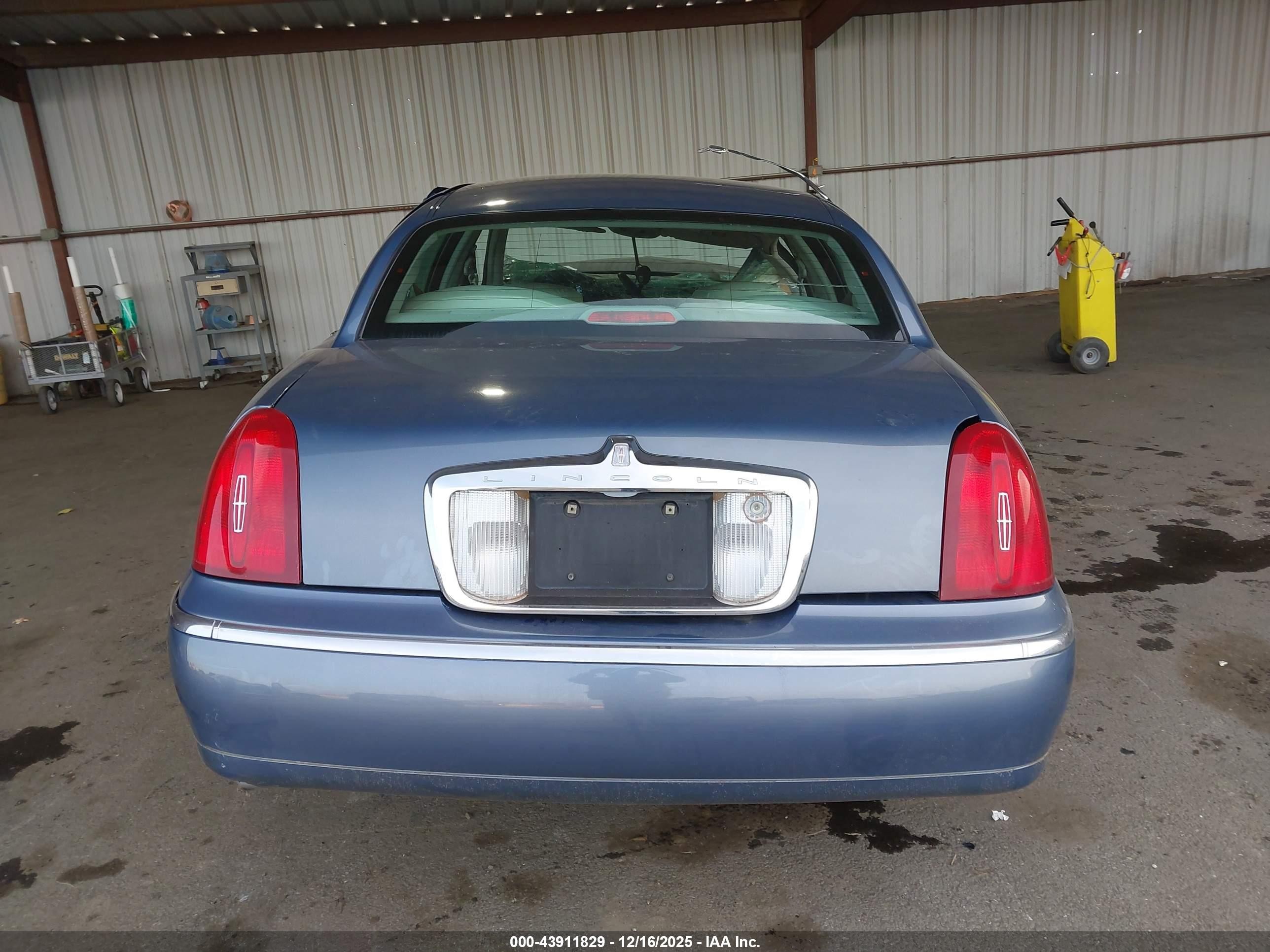 1999 Lincoln Town Car Signature Light Blue vin: 1LNHM82W2XY686248