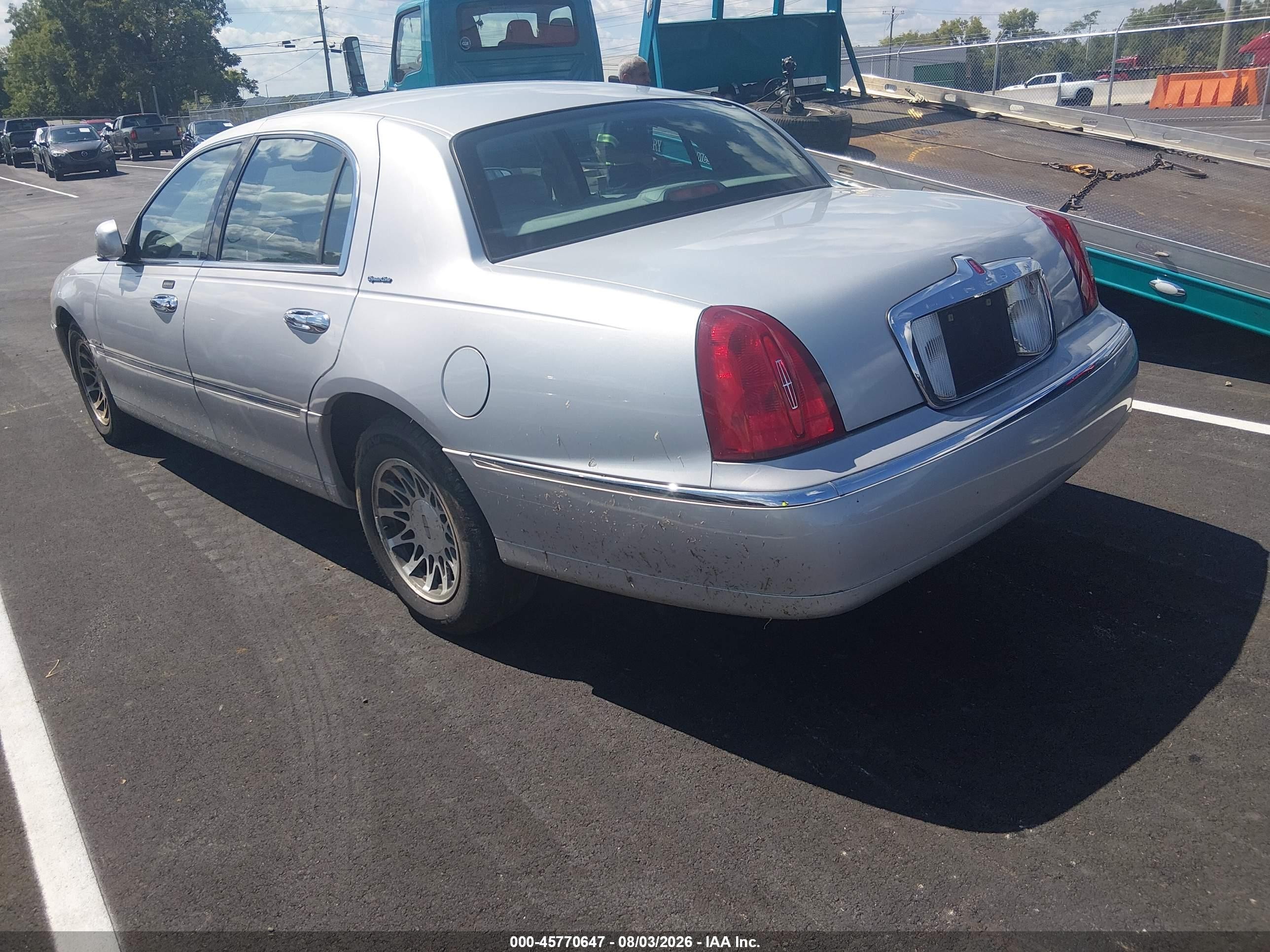2000 Lincoln Town Car Signature Silver vin: 1LNHM82W2YY790983