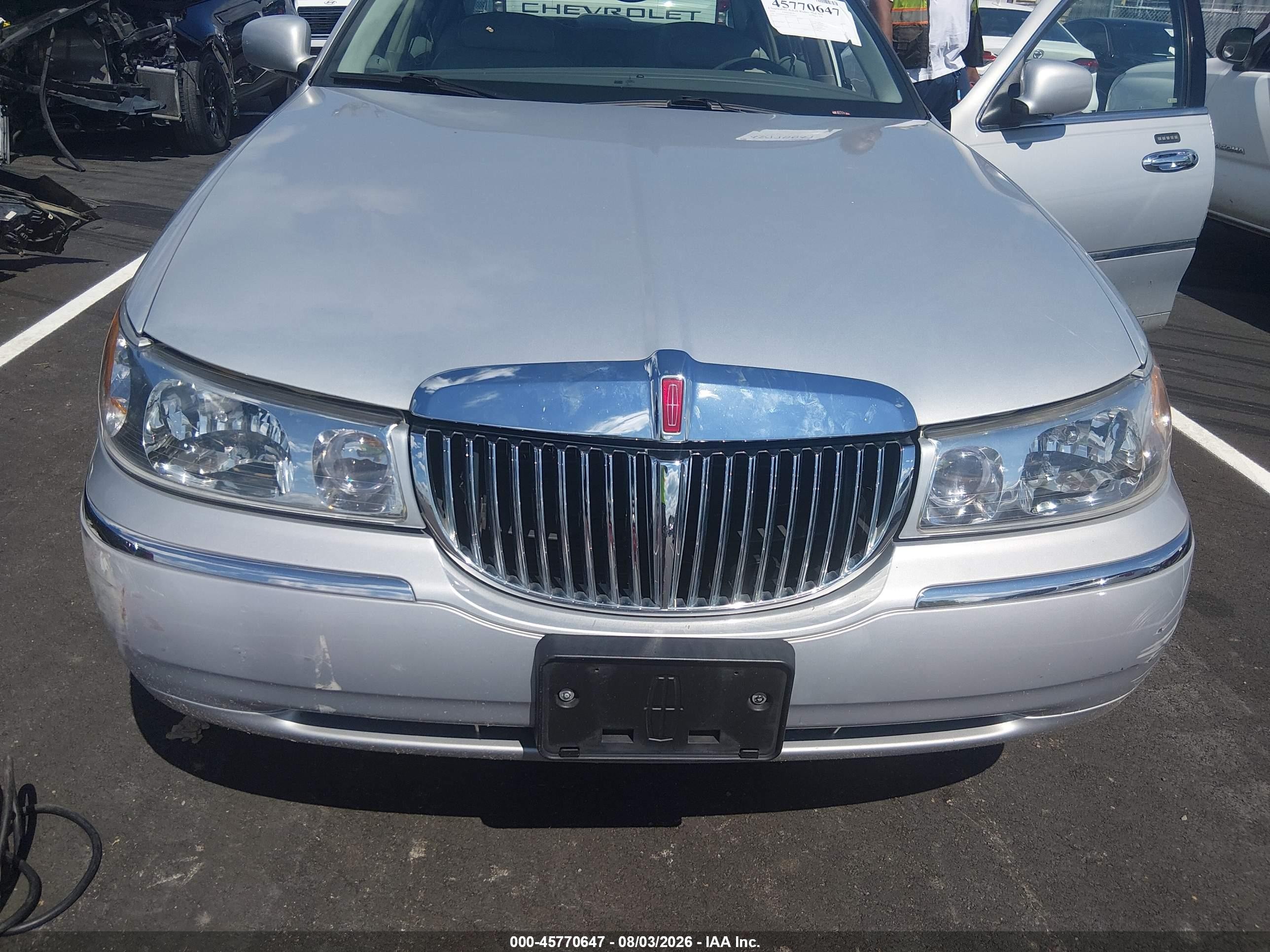 2000 Lincoln Town Car Signature Silver vin: 1LNHM82W2YY790983