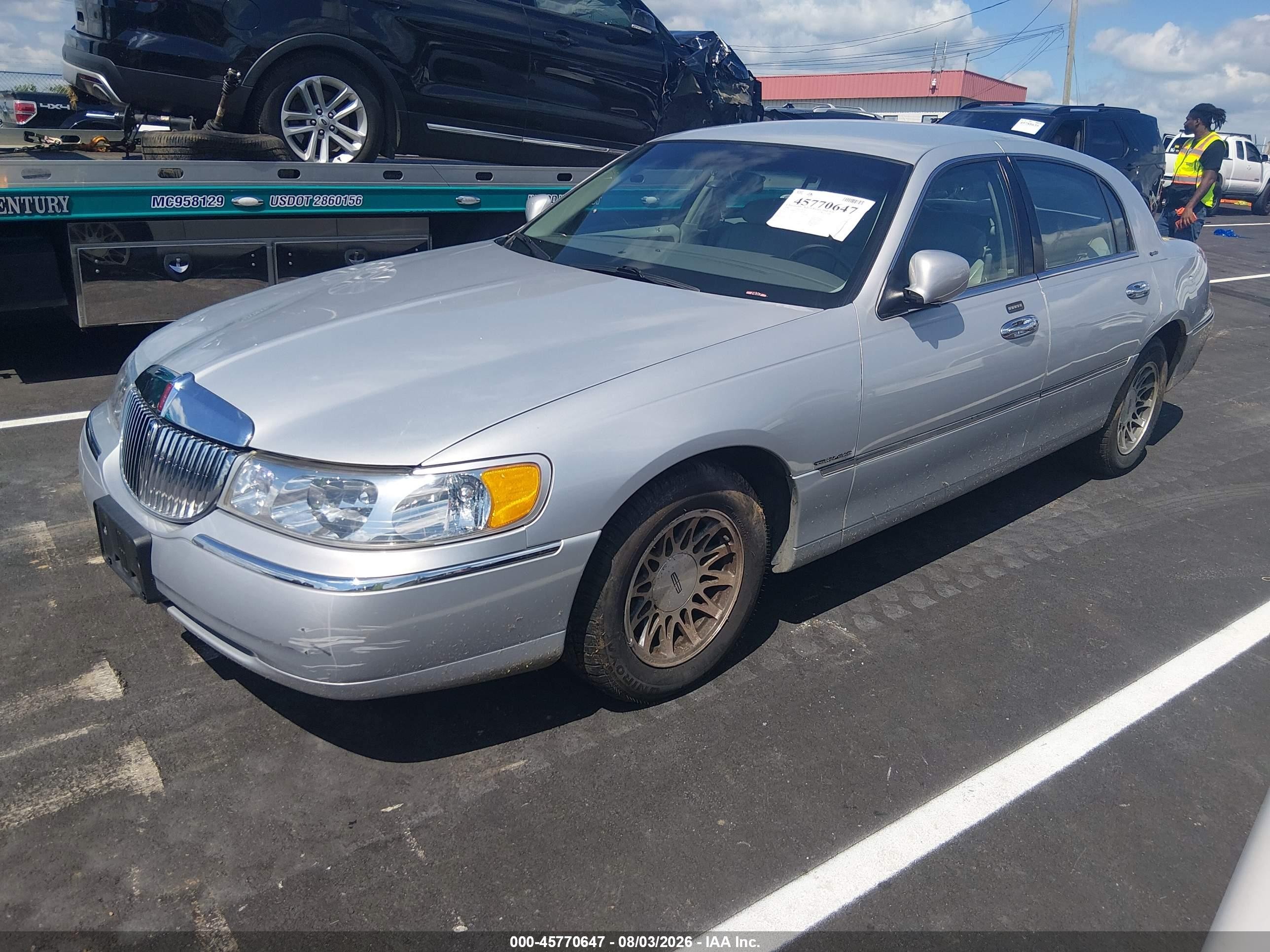 2000 Lincoln Town Car Signature Silver vin: 1LNHM82W2YY790983