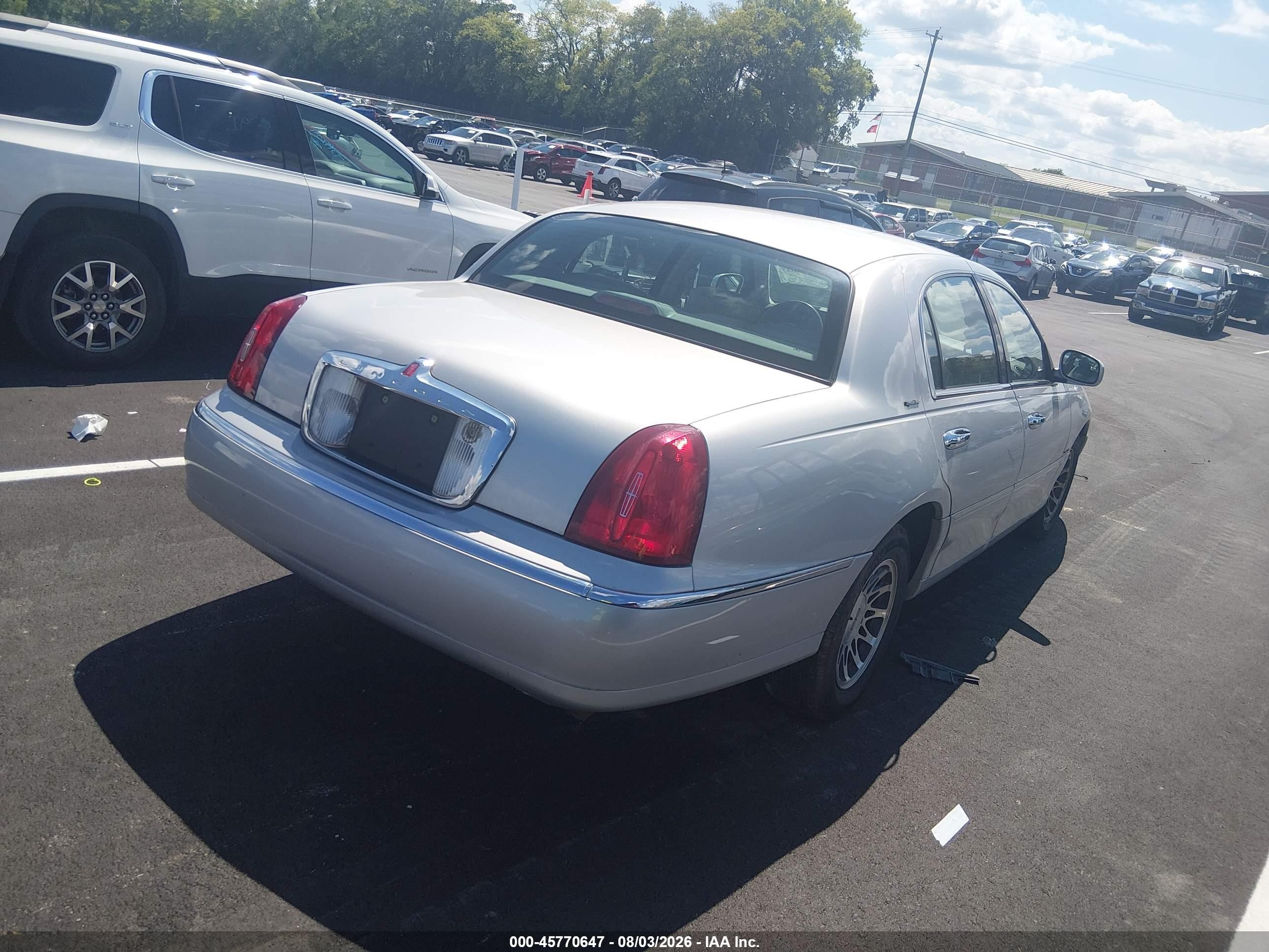 2000 Lincoln Town Car Signature Silver vin: 1LNHM82W2YY790983