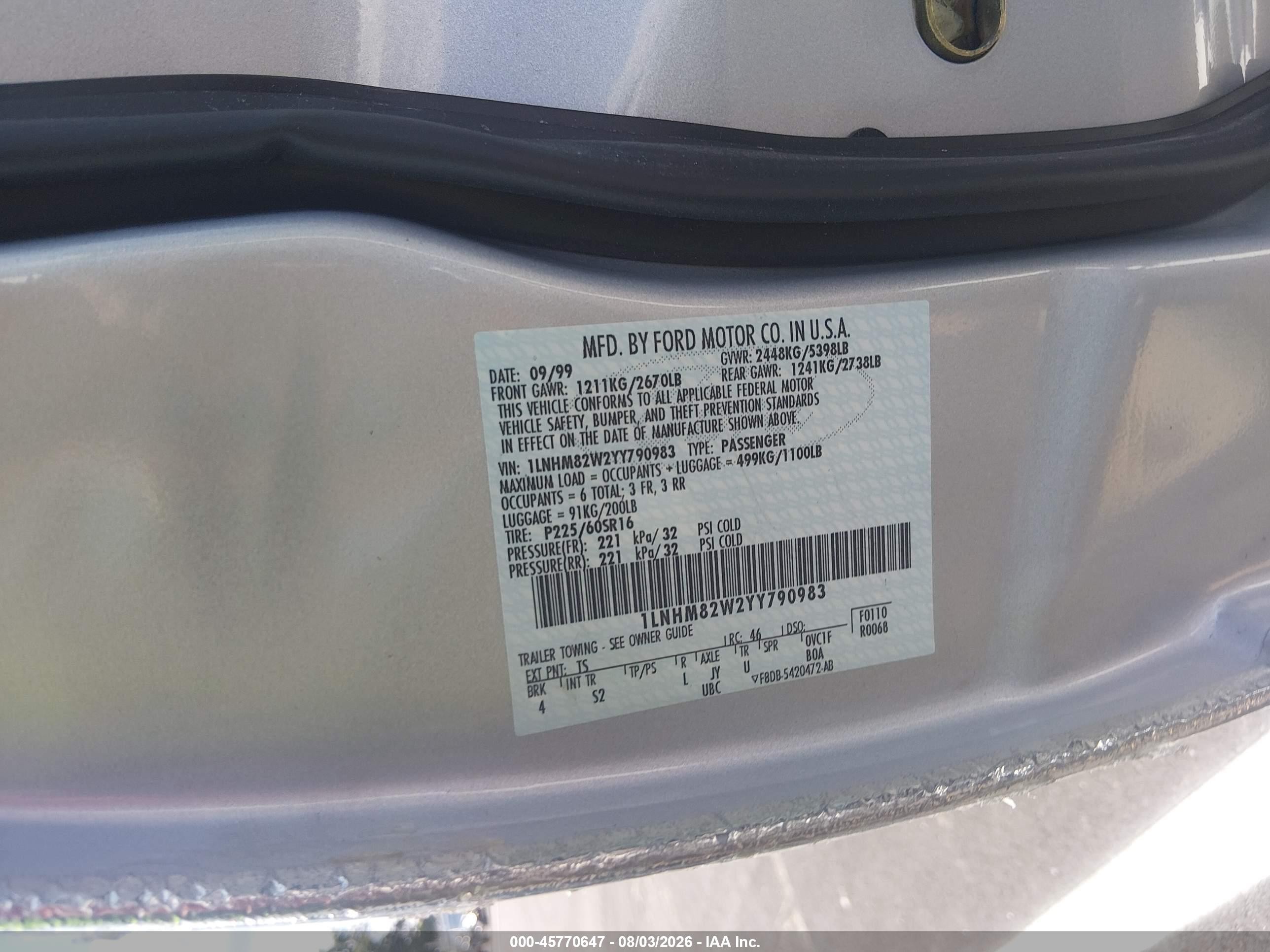 2000 Lincoln Town Car Signature Silver vin: 1LNHM82W2YY790983