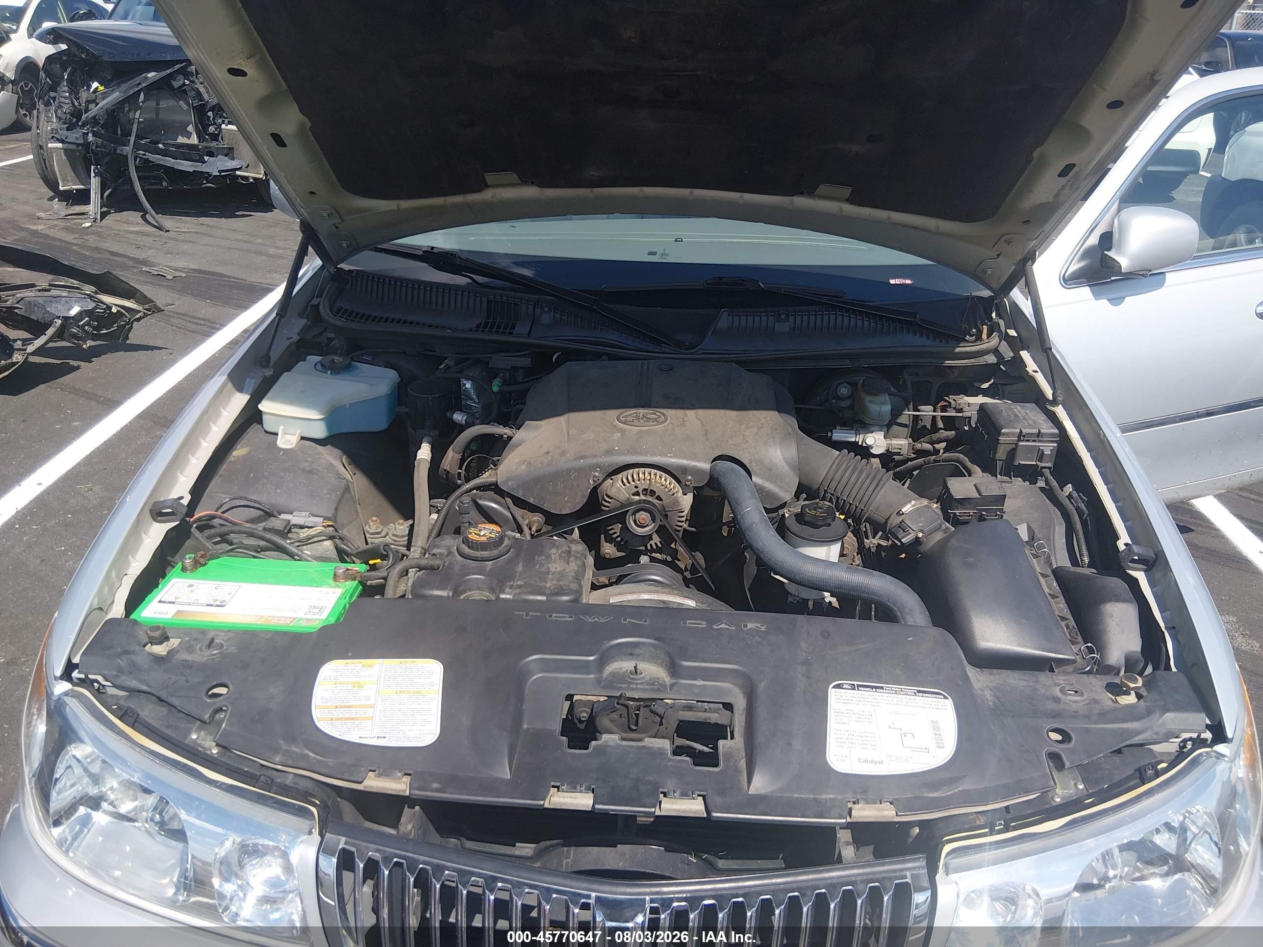 2000 Lincoln Town Car Signature Silver vin: 1LNHM82W2YY790983