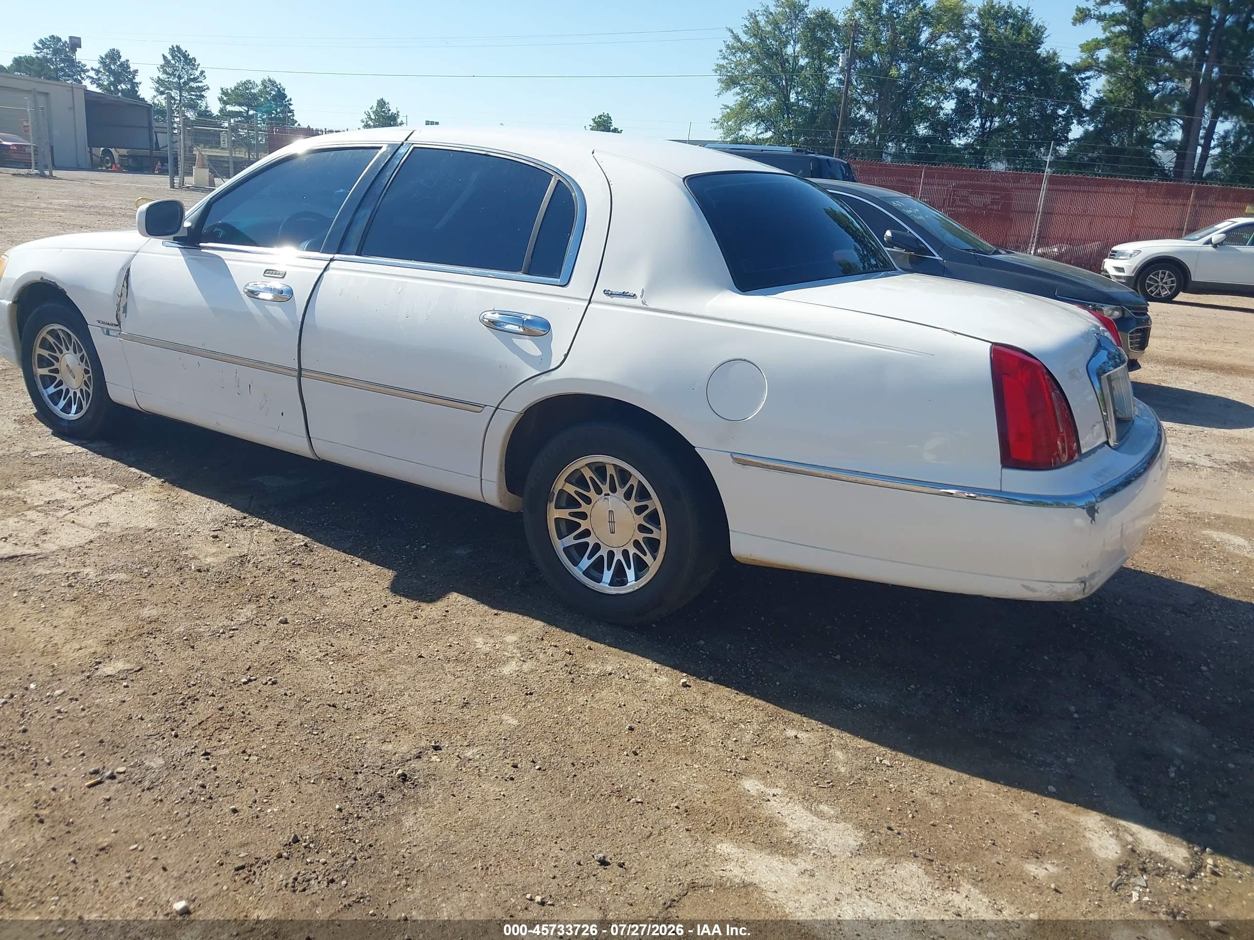 2000 Lincoln Town Car Signature White vin: 1LNHM82W2YY797528