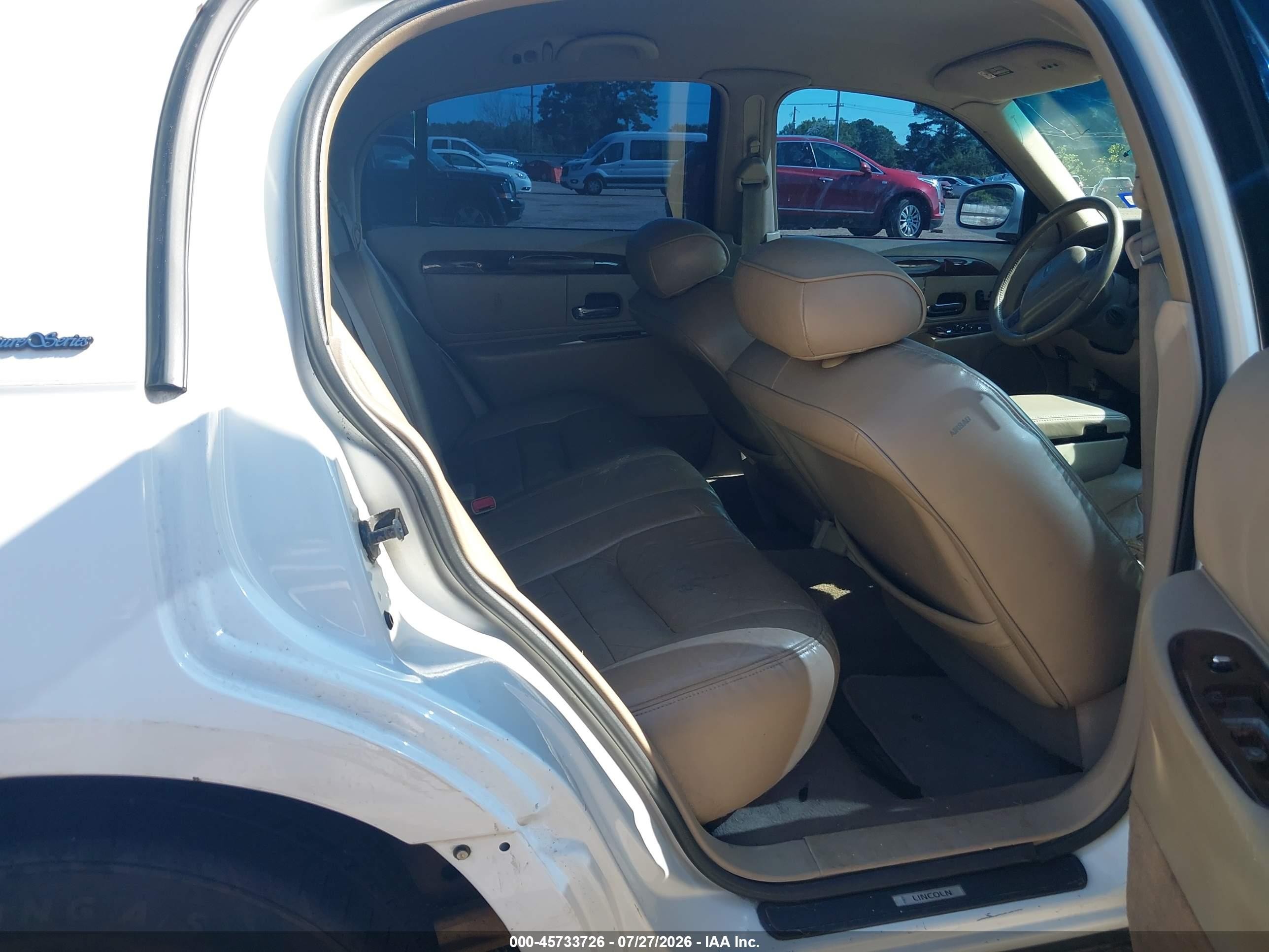 2000 Lincoln Town Car Signature White vin: 1LNHM82W2YY797528