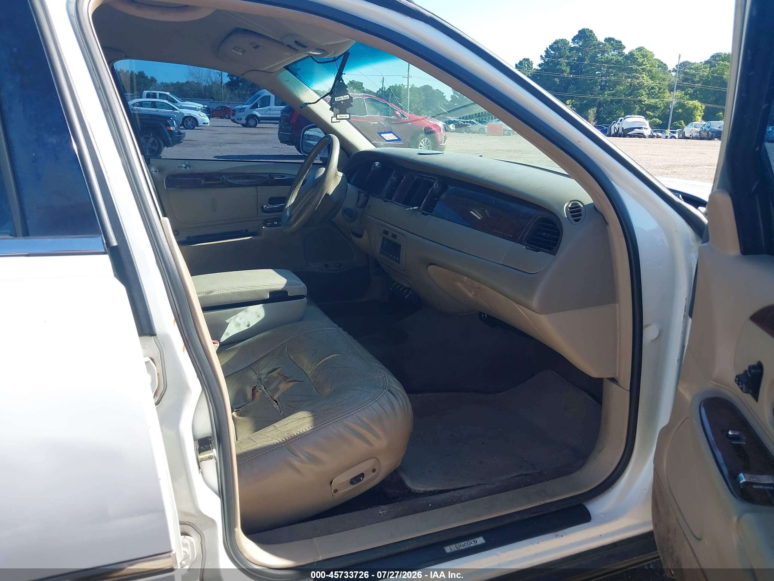 2000 Lincoln Town Car Signature White vin: 1LNHM82W2YY797528